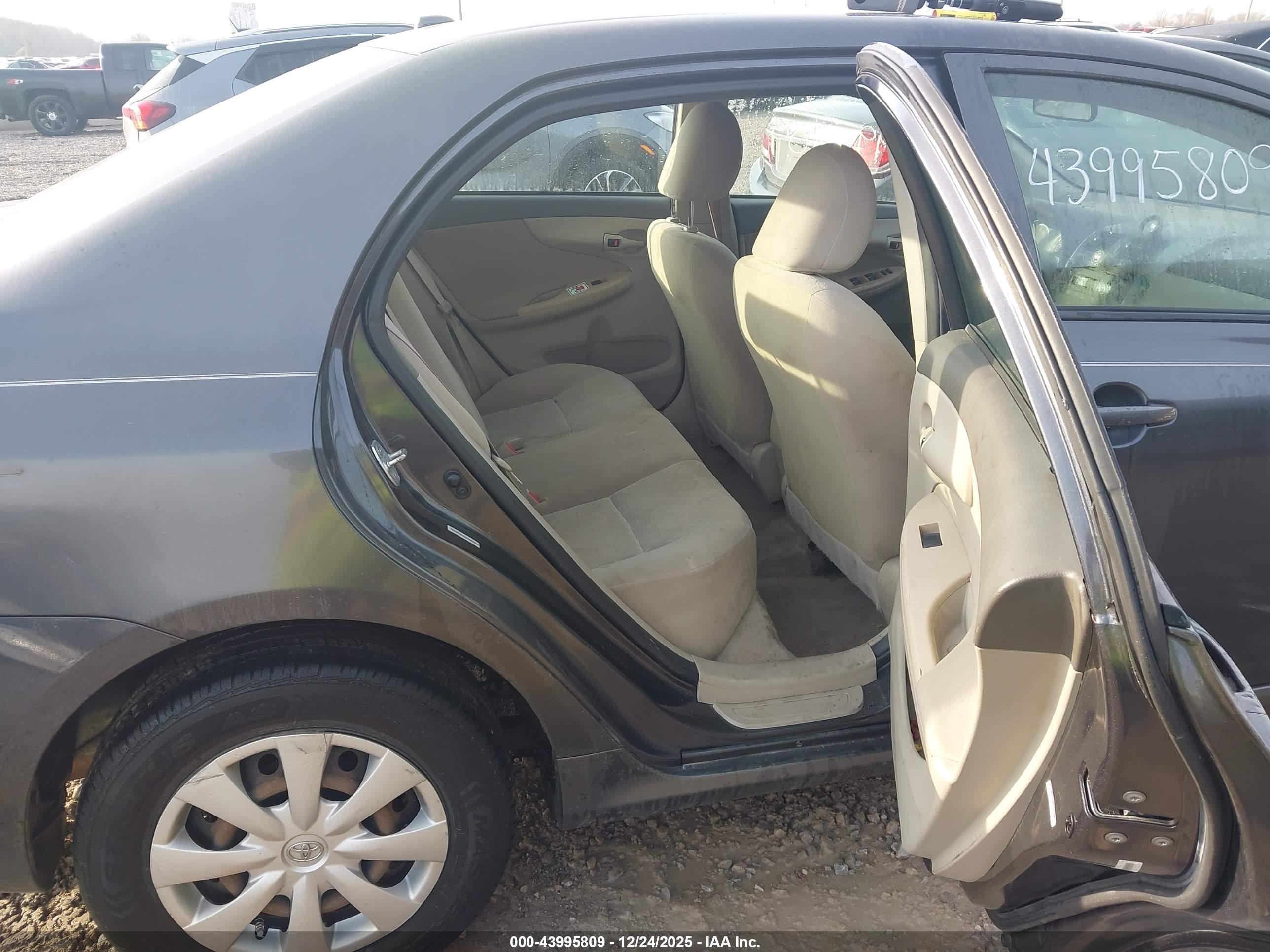 TOYOTA COROLLA image 8