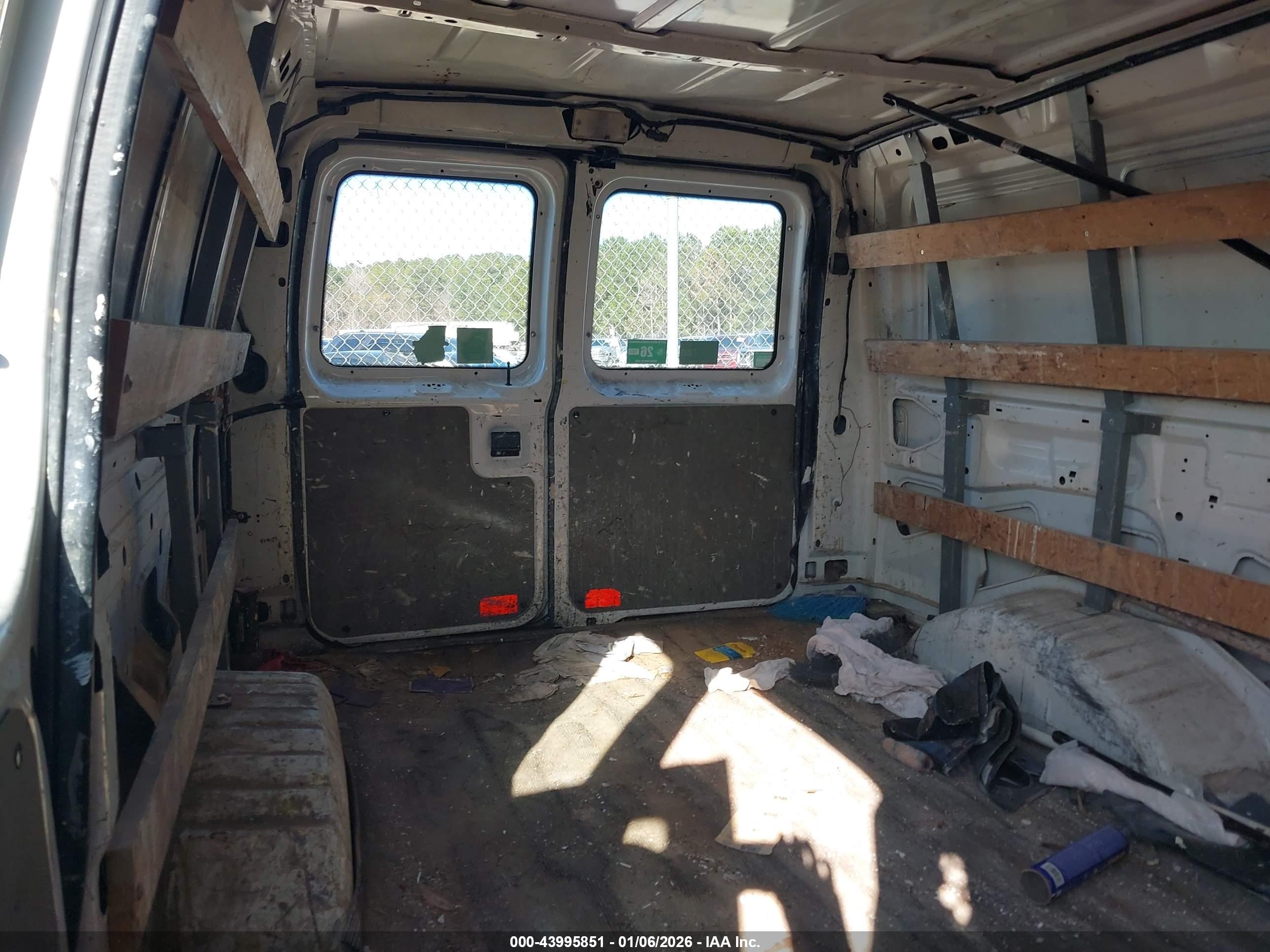 FORD E-250 image 8