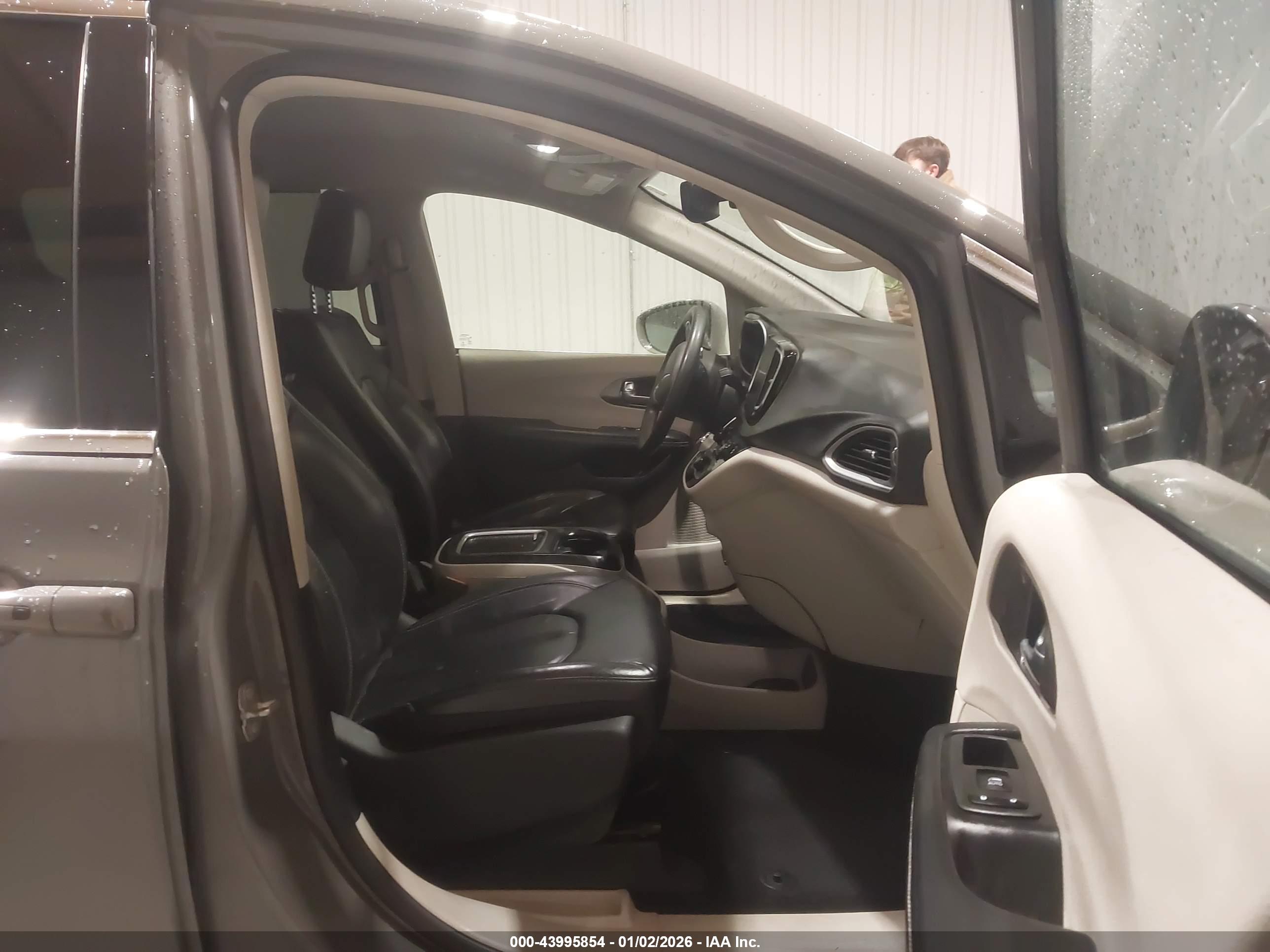 CHRYSLER PACIFICA image 5
