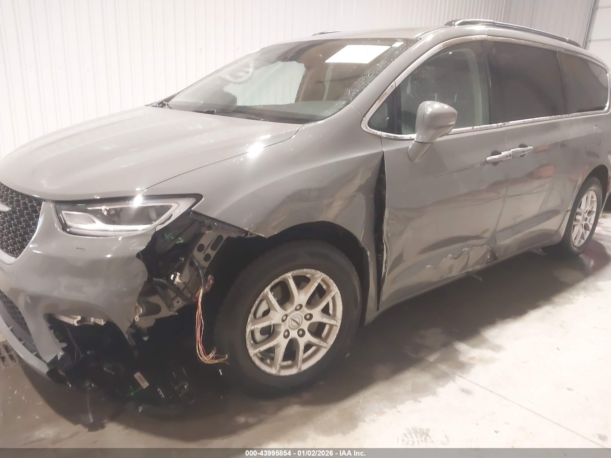 CHRYSLER PACIFICA image 6