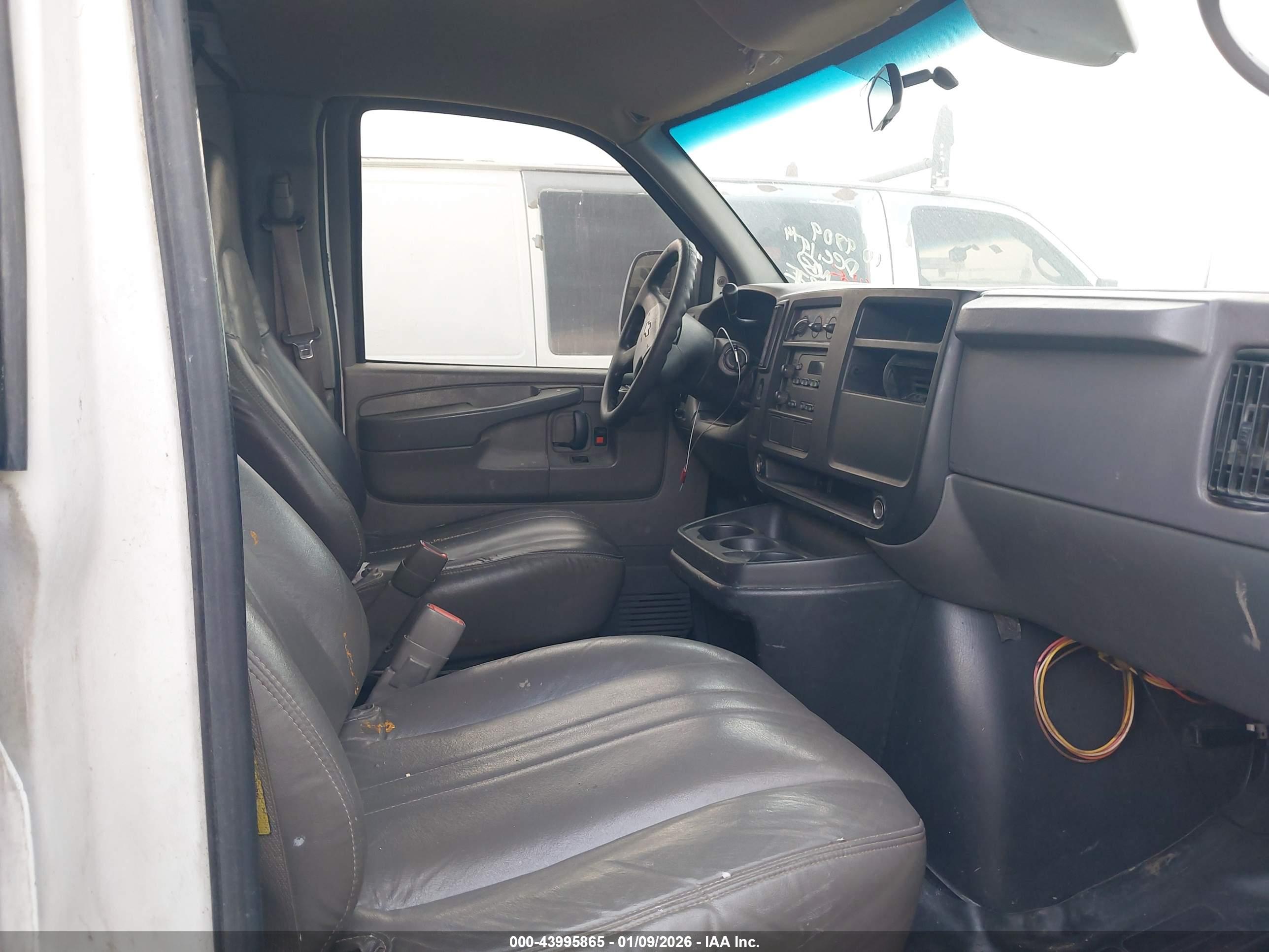 CHEVROLET EXPRESS image 5