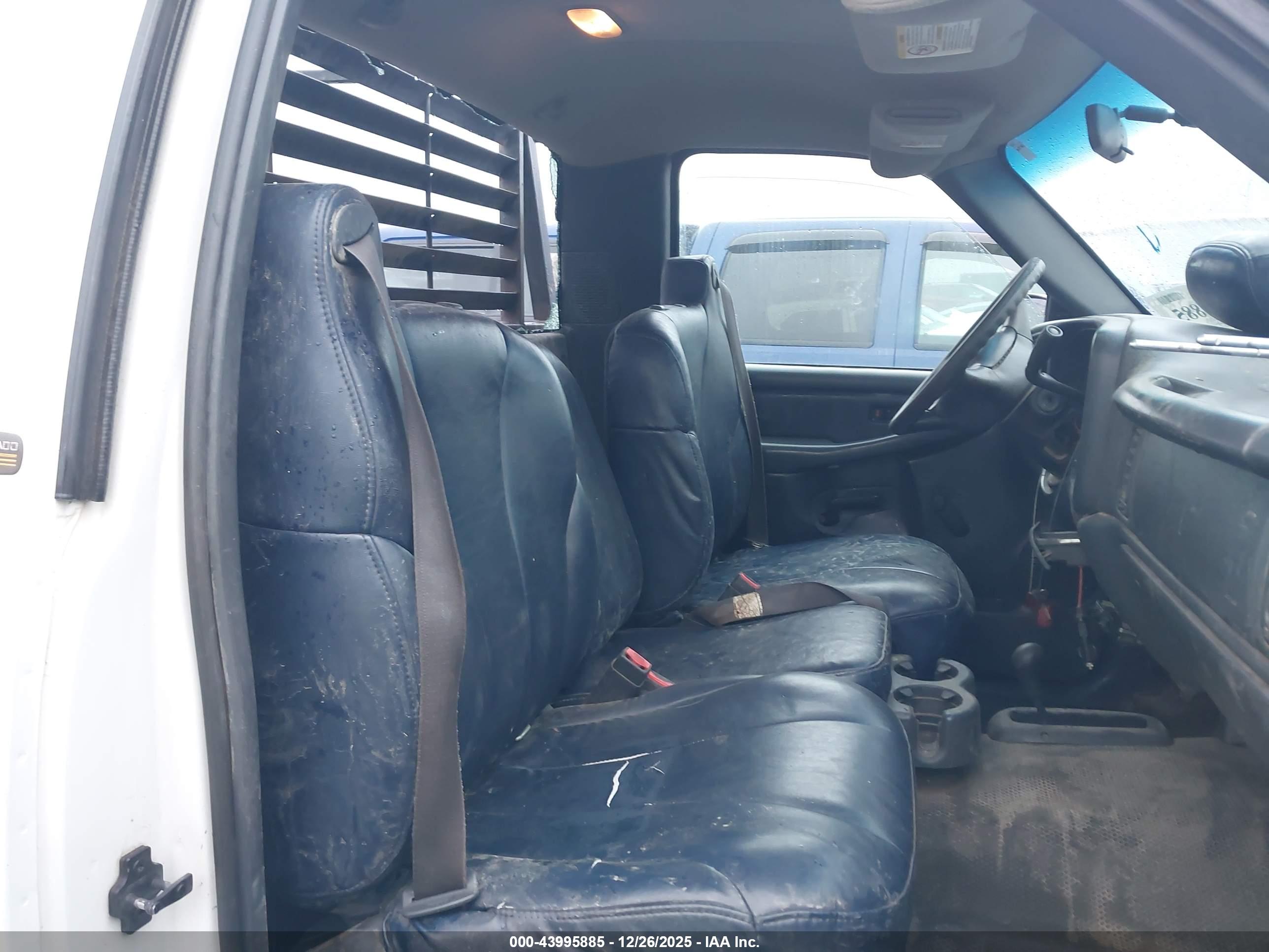 CHEVROLET SILVERADO image 8