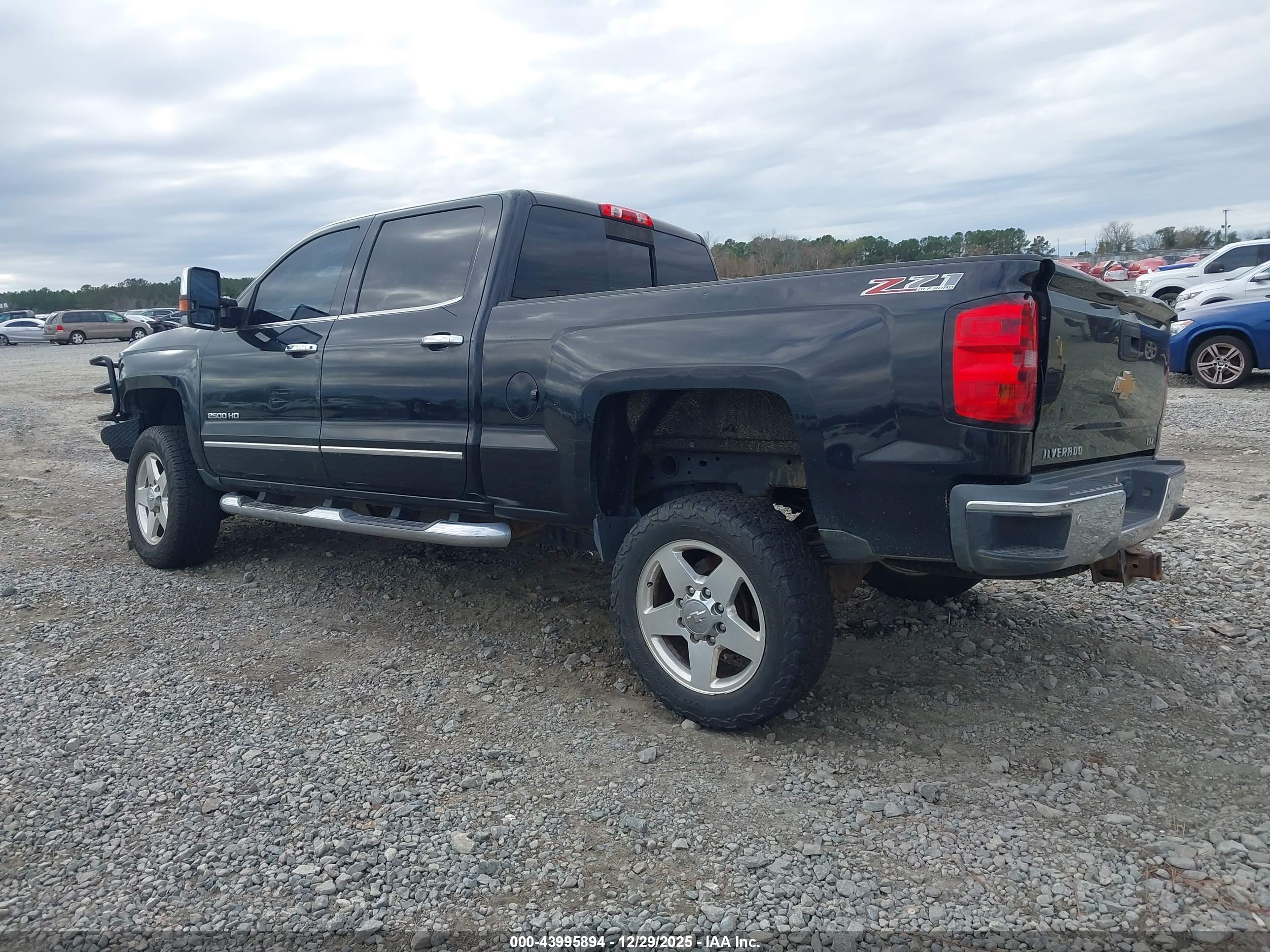 CHEVROLET SILVERADO image 3