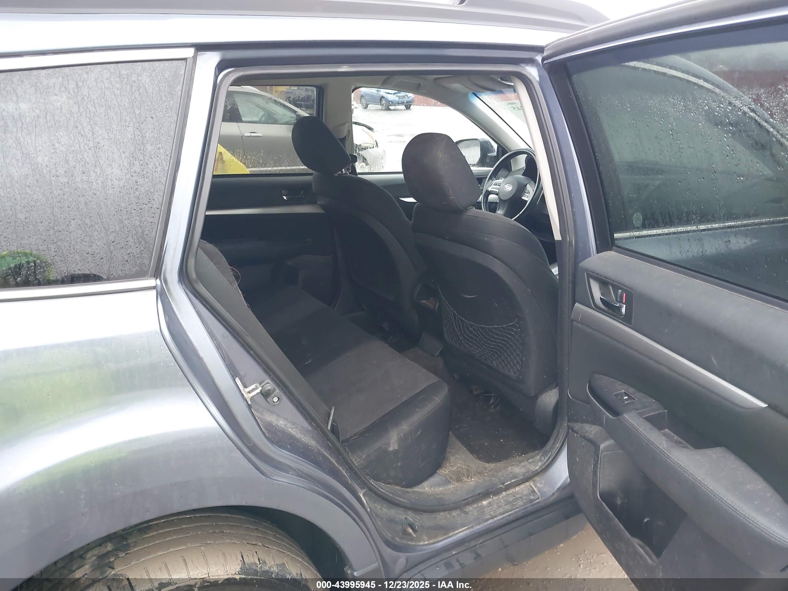 SUBARU OUTBACK image 8