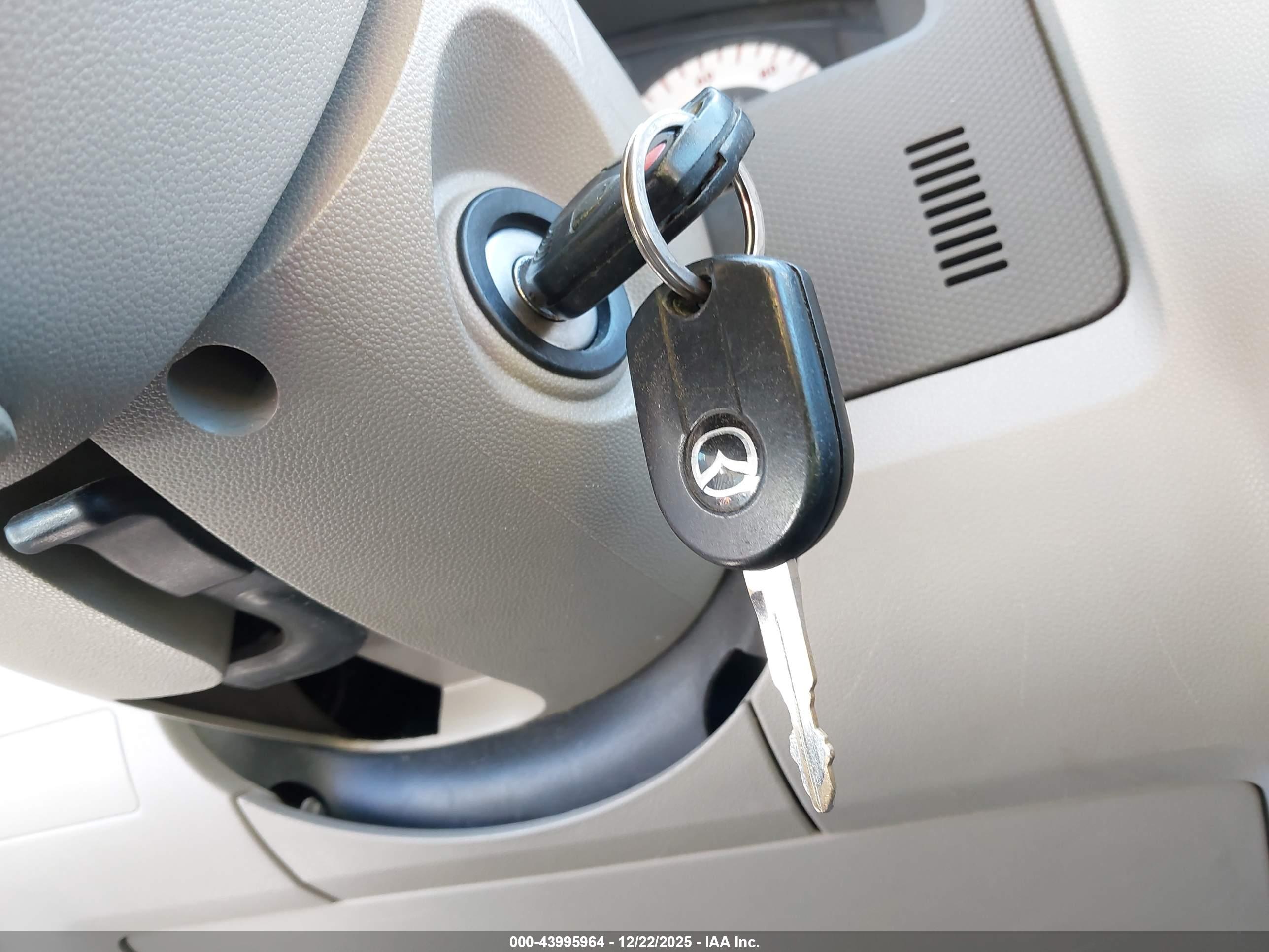 MAZDA TRIBUTE image 11