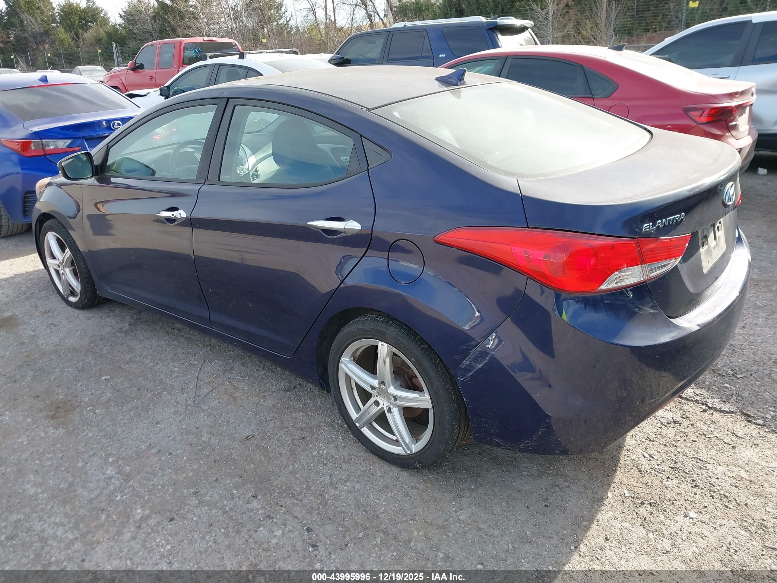 HYUNDAI ELANTRA image 3