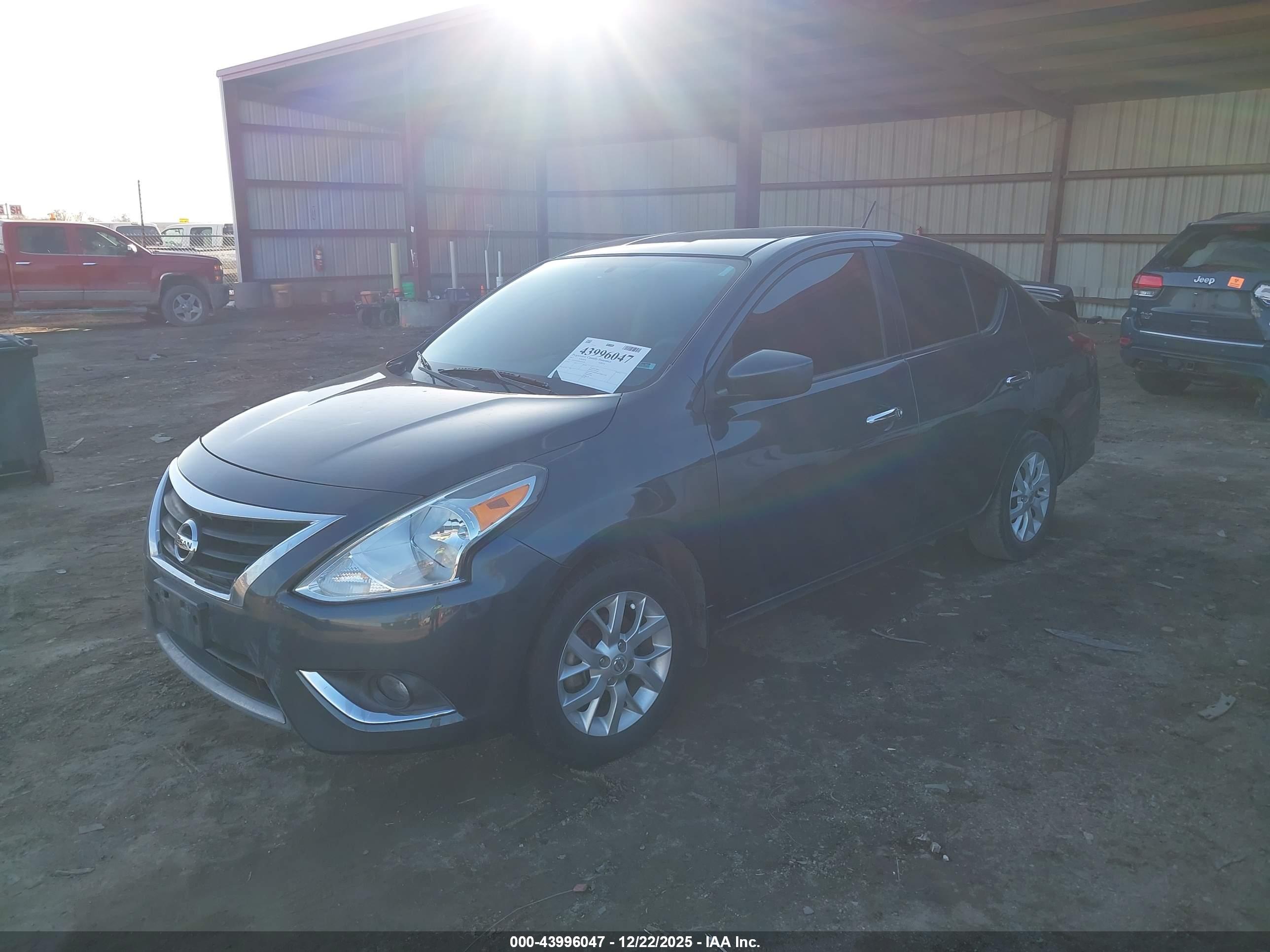 NISSAN VERSA image 2