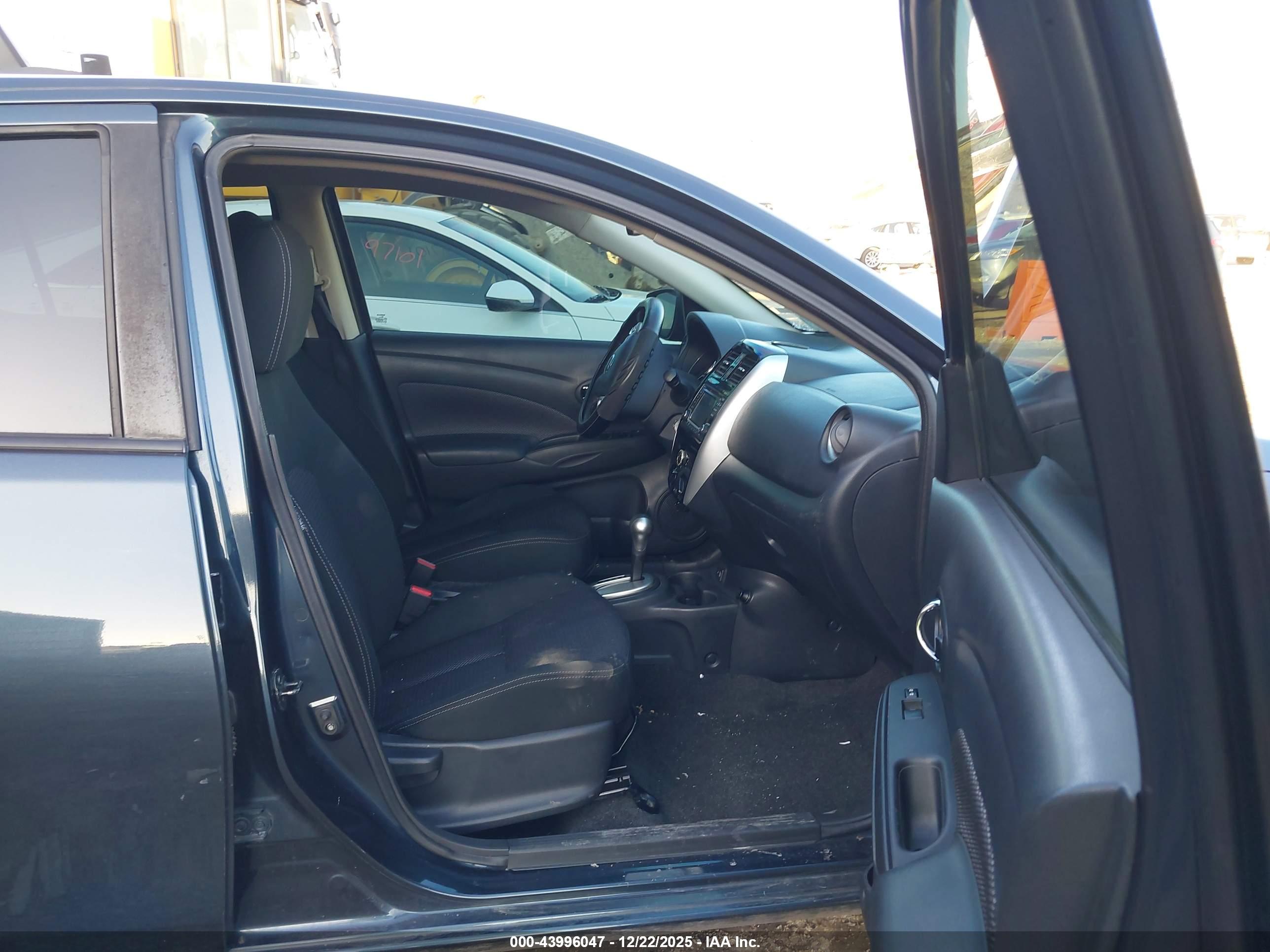 NISSAN VERSA image 5