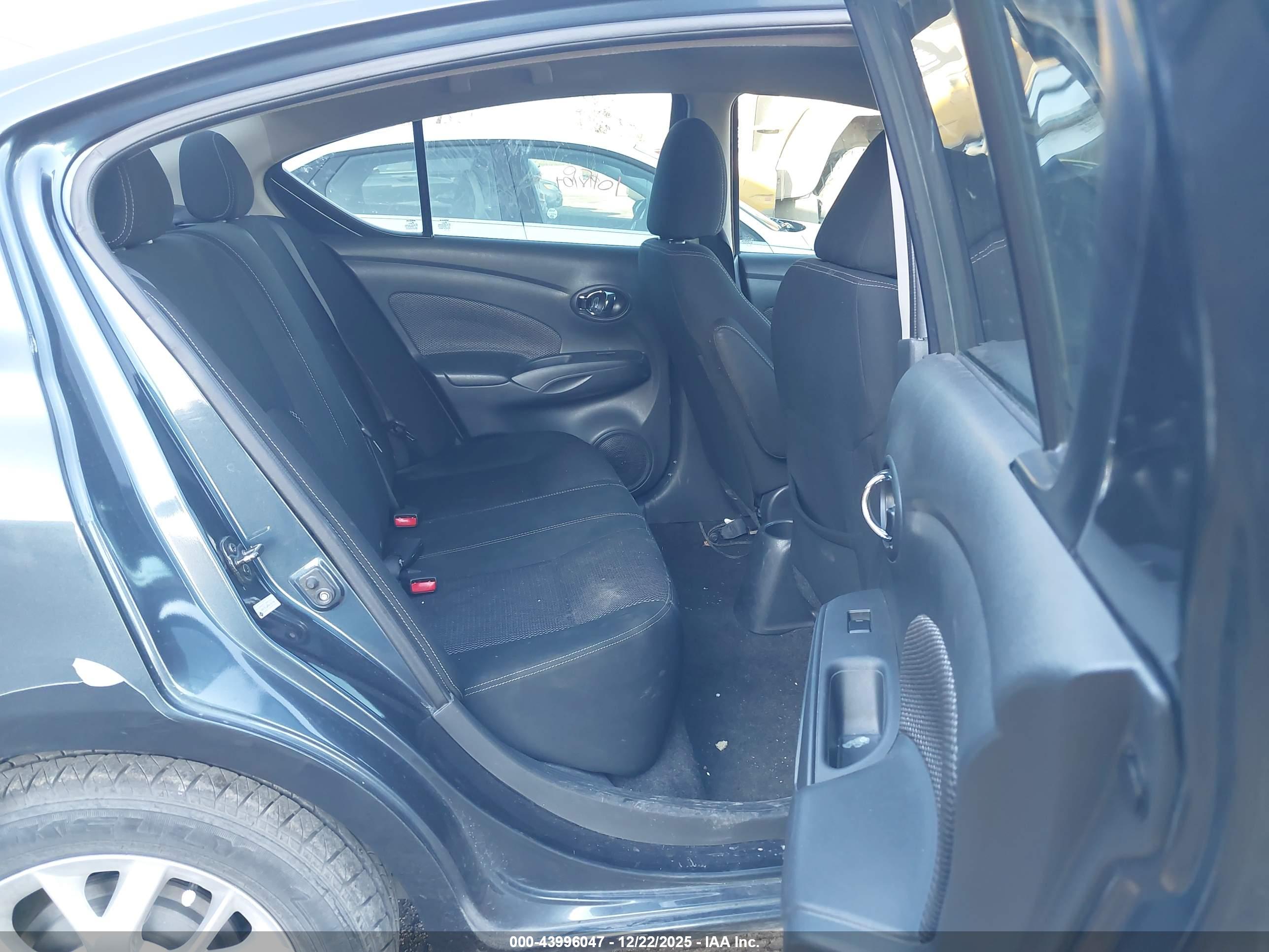NISSAN VERSA image 8