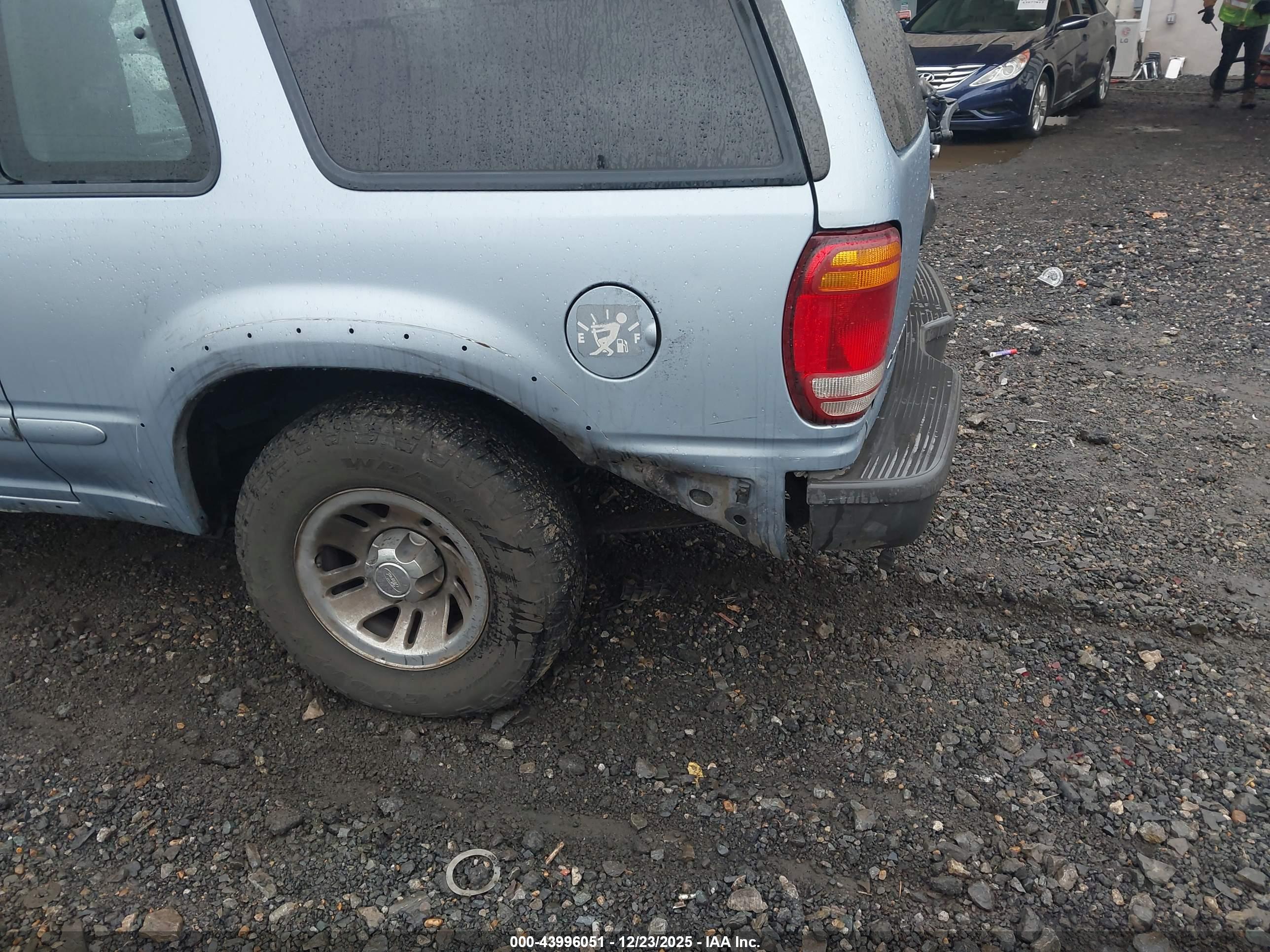FORD EXPLORER image 6