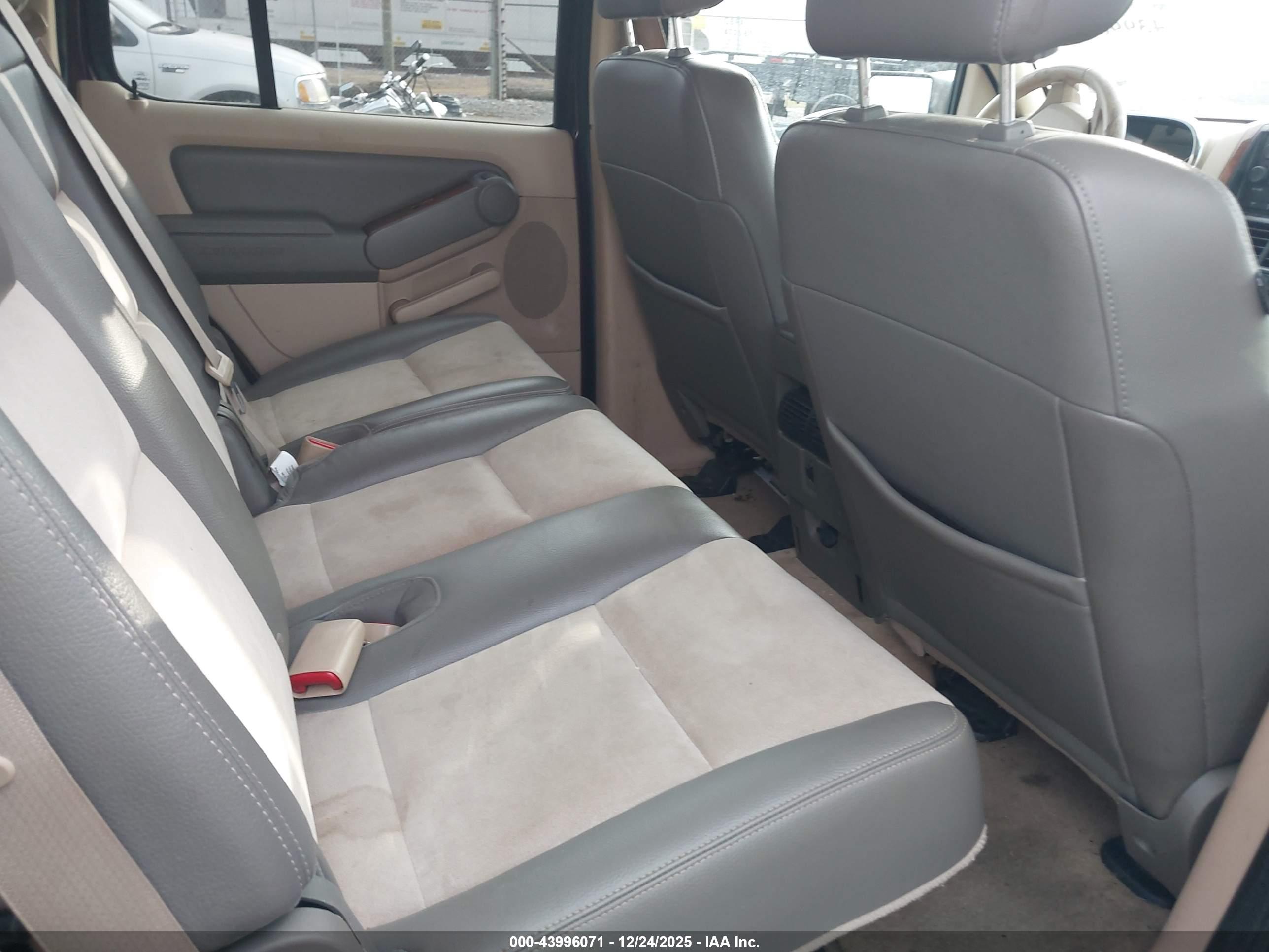 FORD EXPLORER image 8