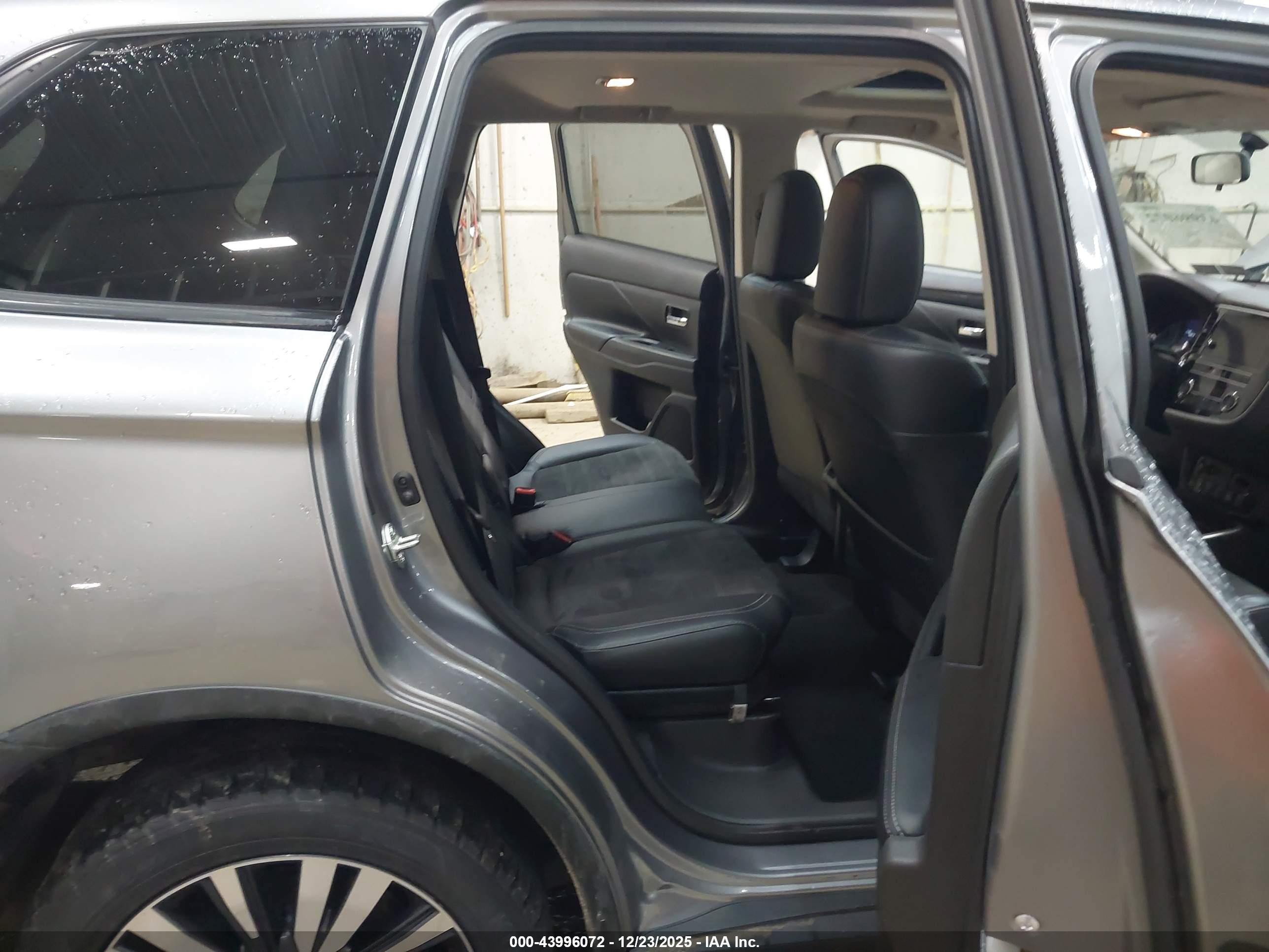 MITSUBISHI OUTLANDER image 8