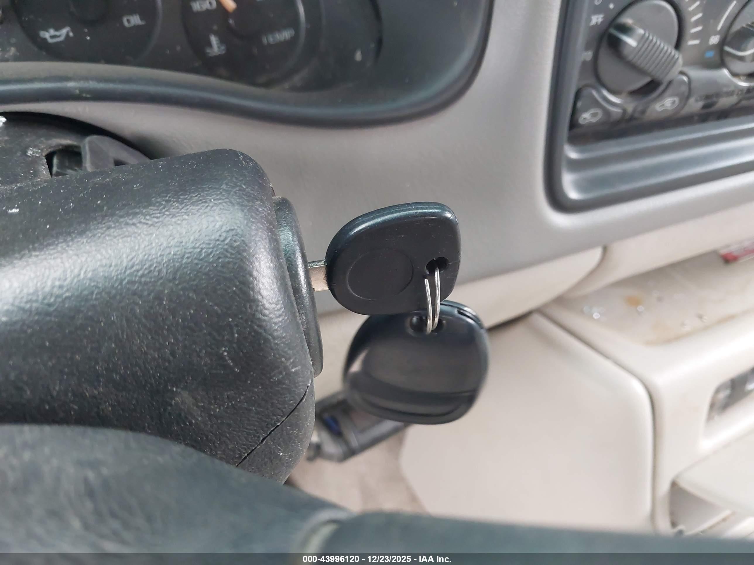 CHEVROLET SUBURBAN image 11