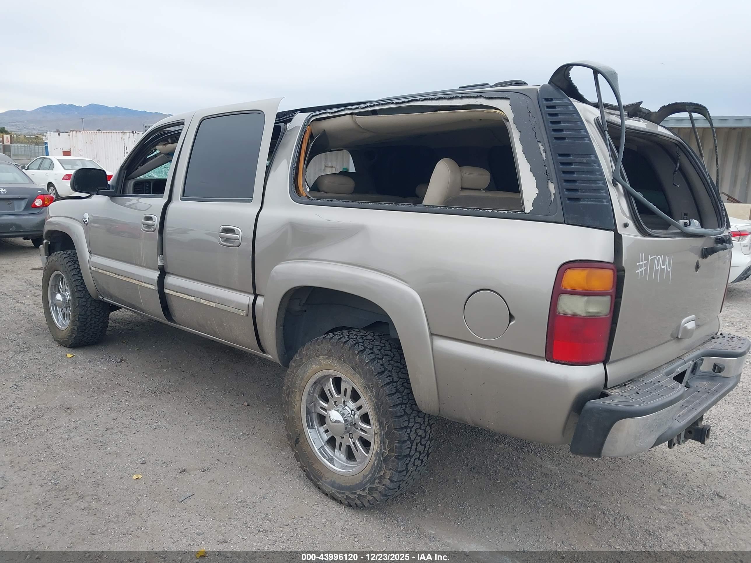 CHEVROLET SUBURBAN image 3