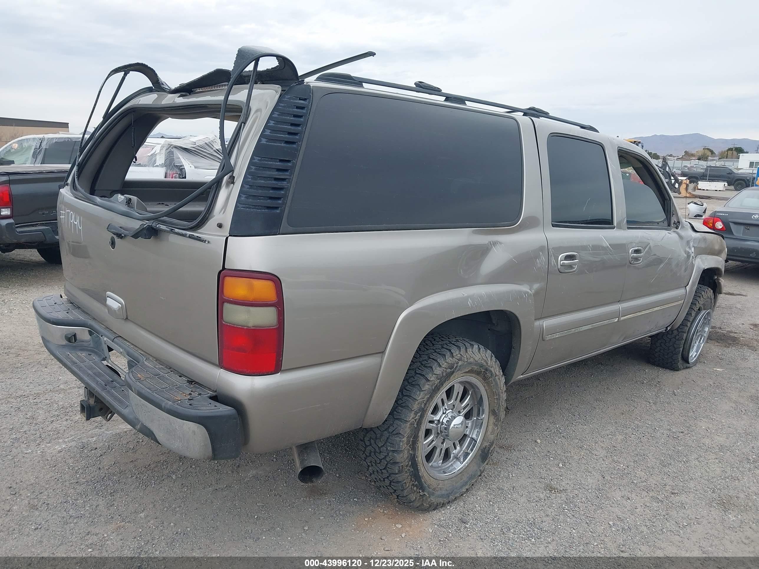 CHEVROLET SUBURBAN image 4