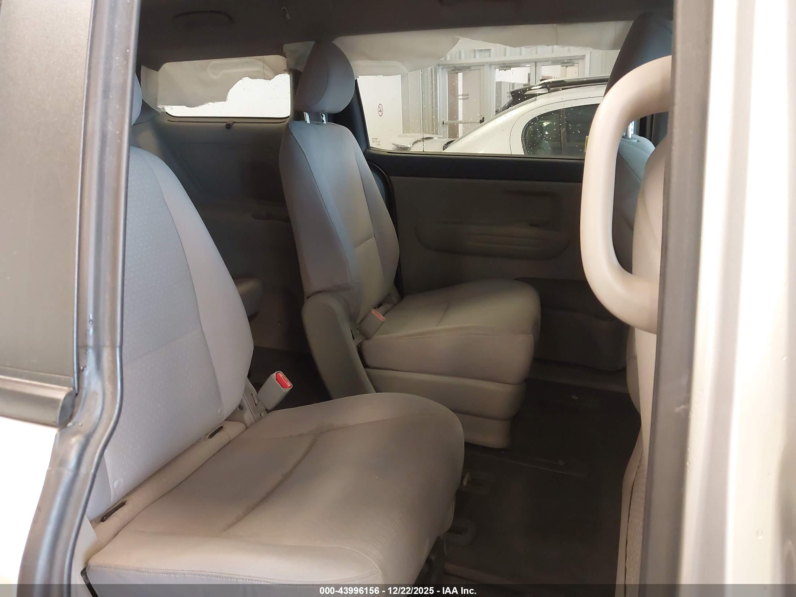 KIA SEDONA image 8