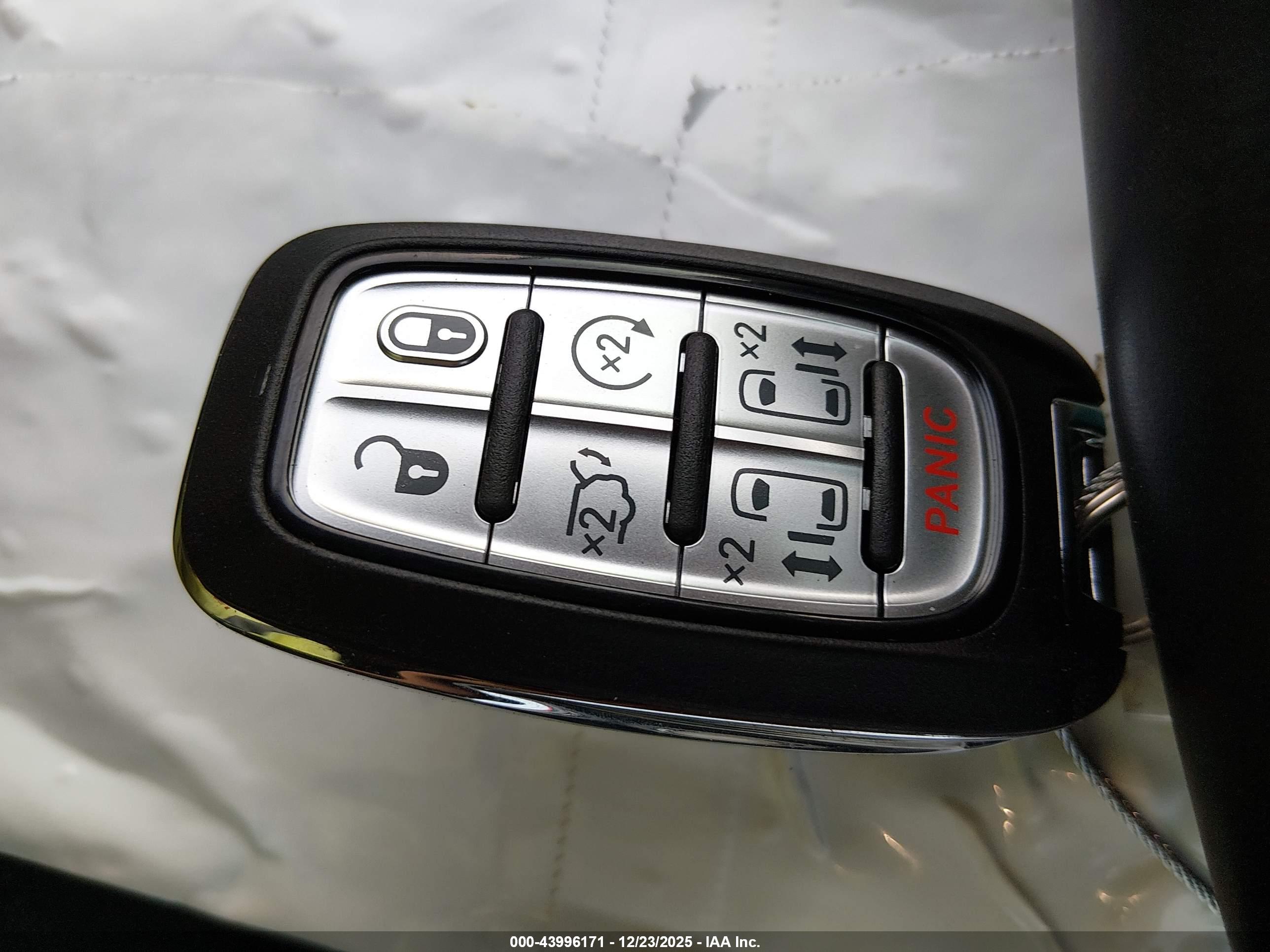 CHRYSLER PACIFICA image 11