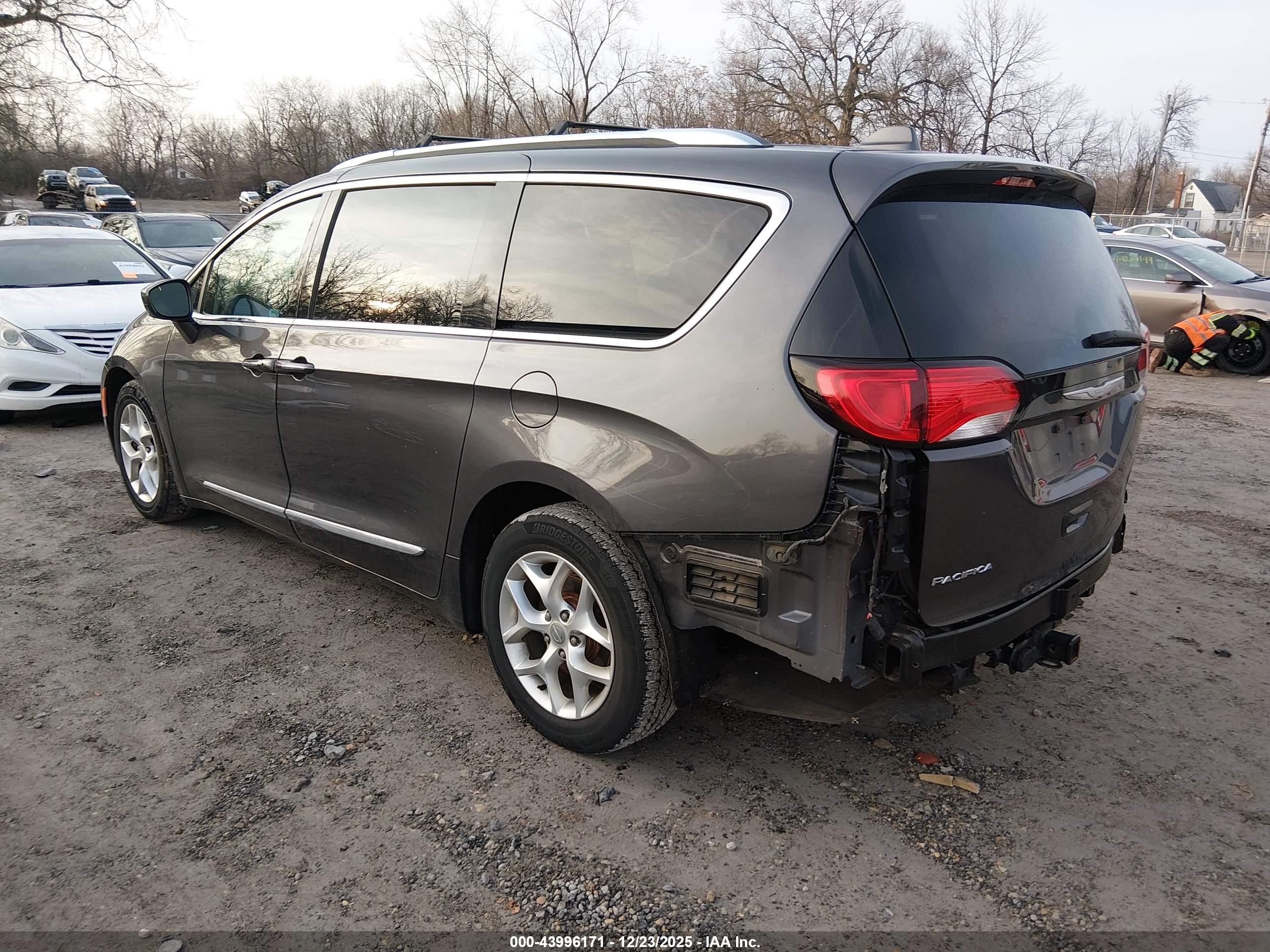 CHRYSLER PACIFICA image 3