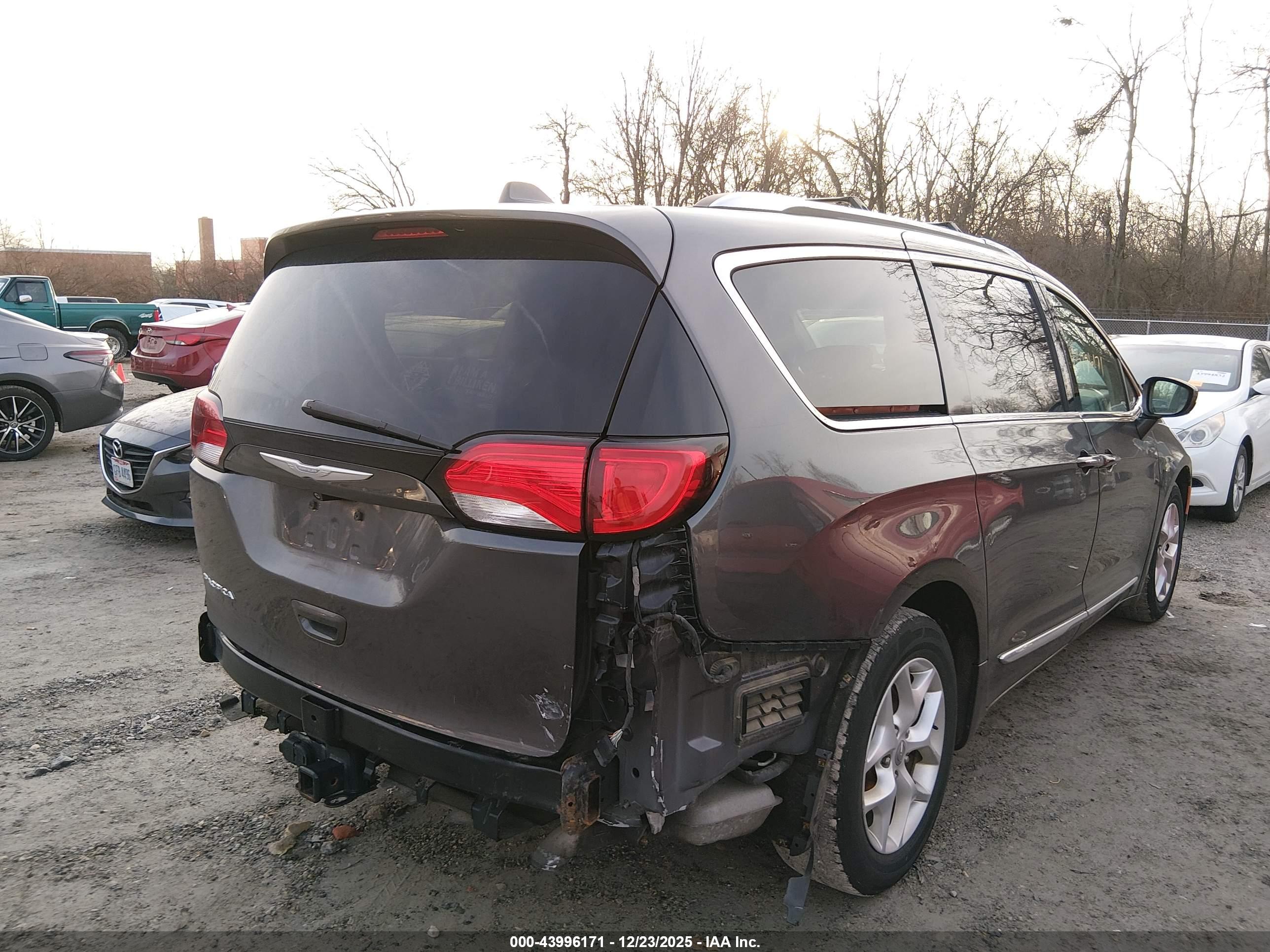 CHRYSLER PACIFICA image 4