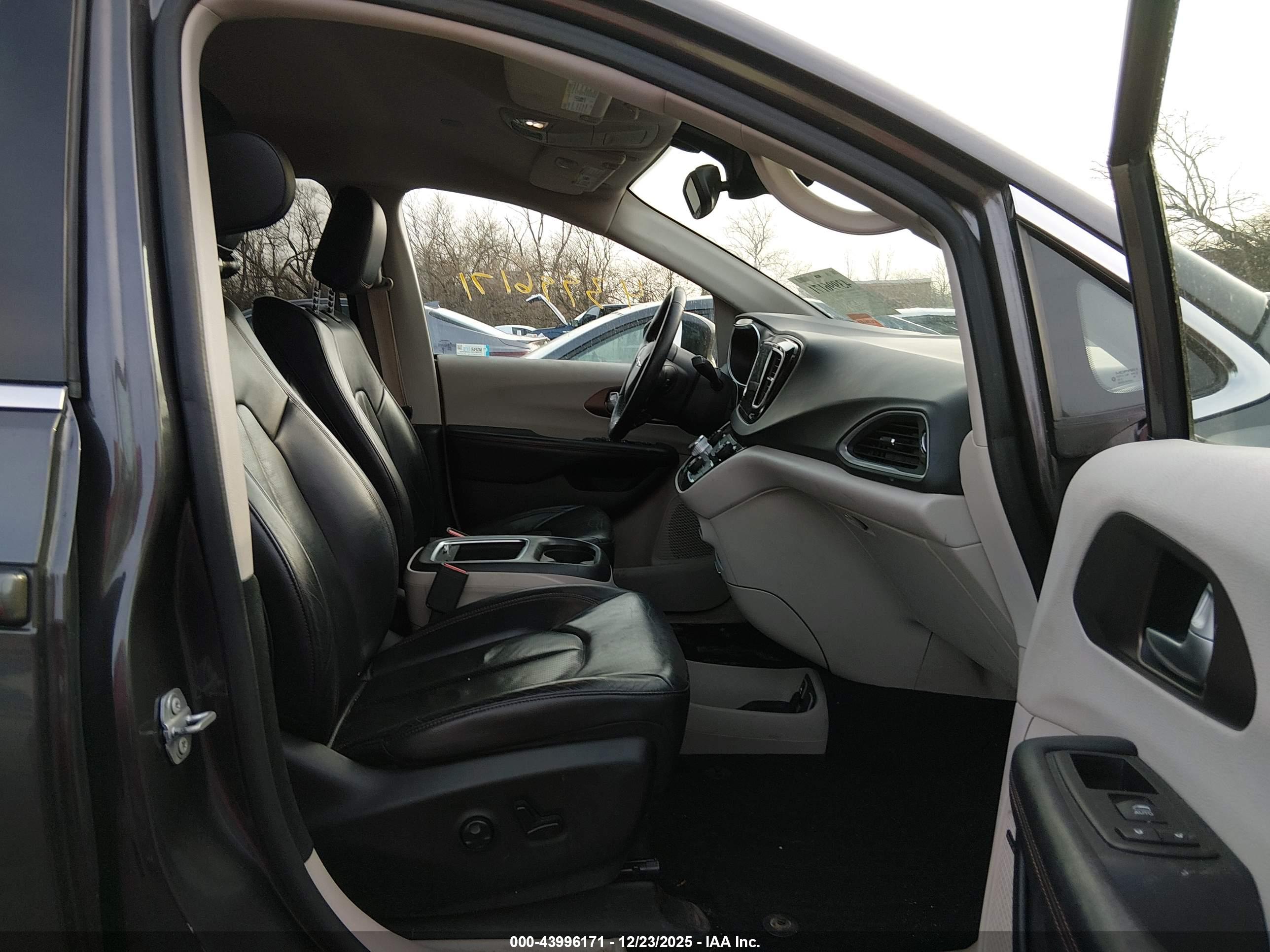 CHRYSLER PACIFICA image 5