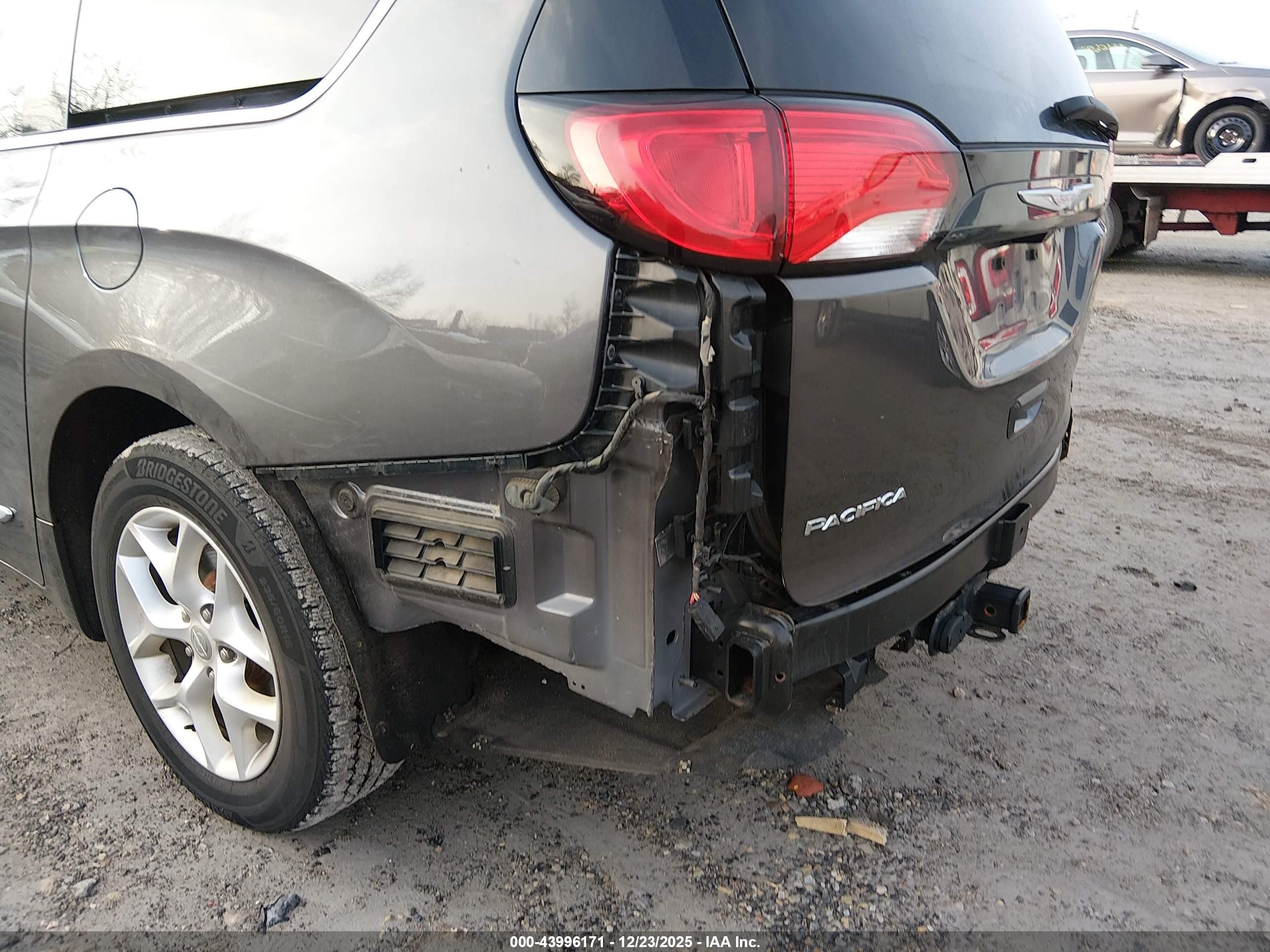 CHRYSLER PACIFICA image 6