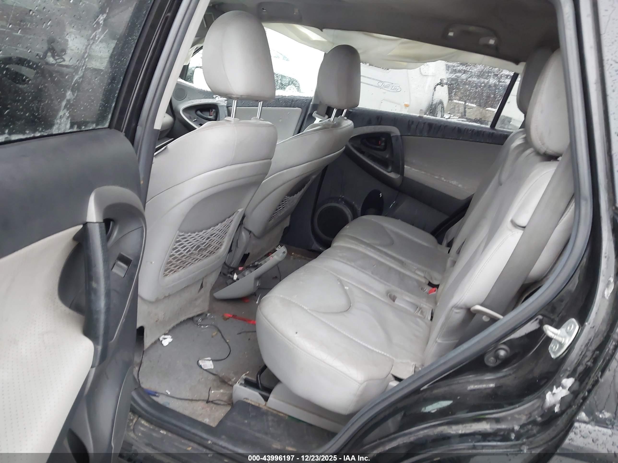TOYOTA RAV4 image 8