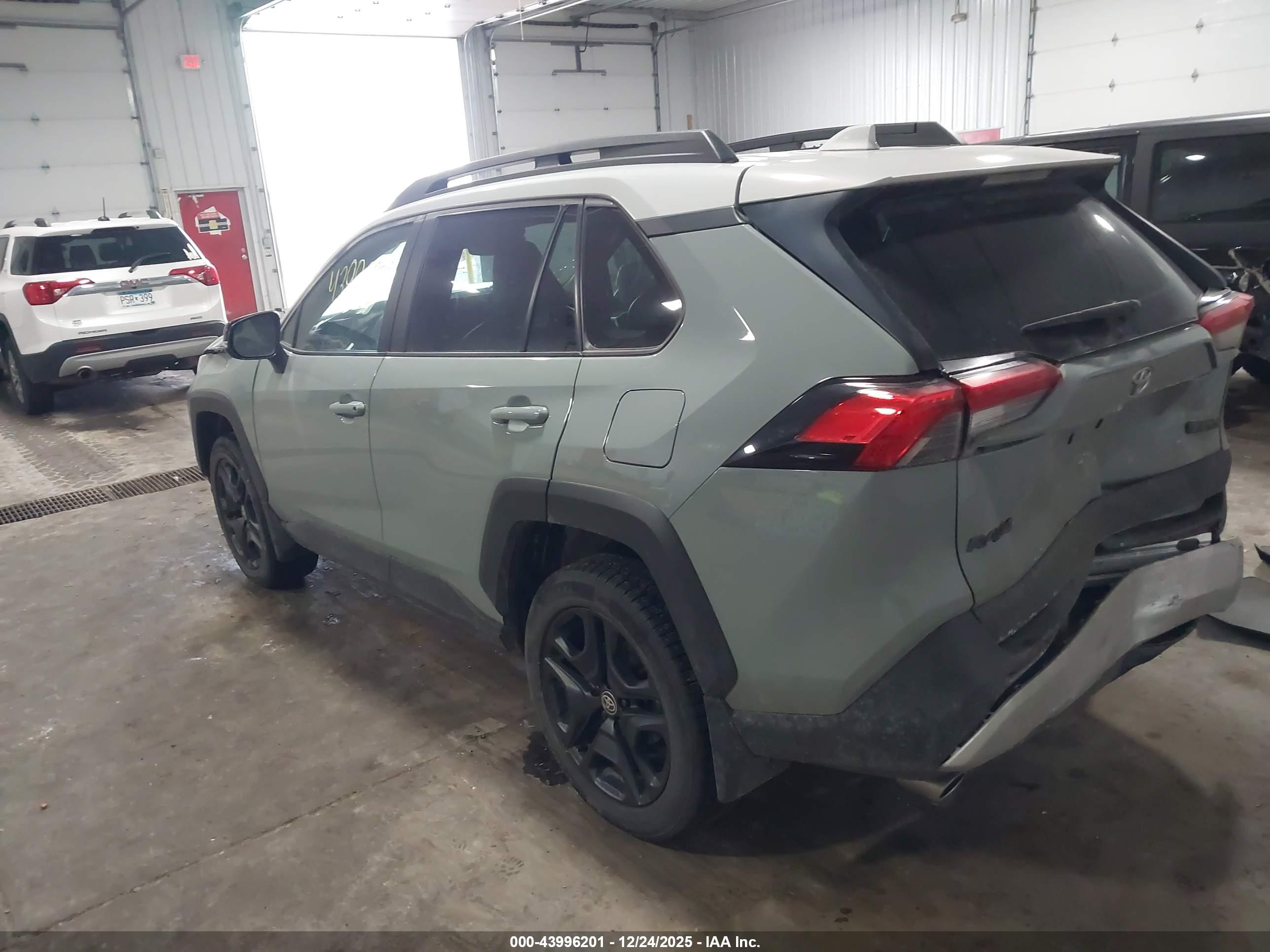 TOYOTA RAV4 image 3