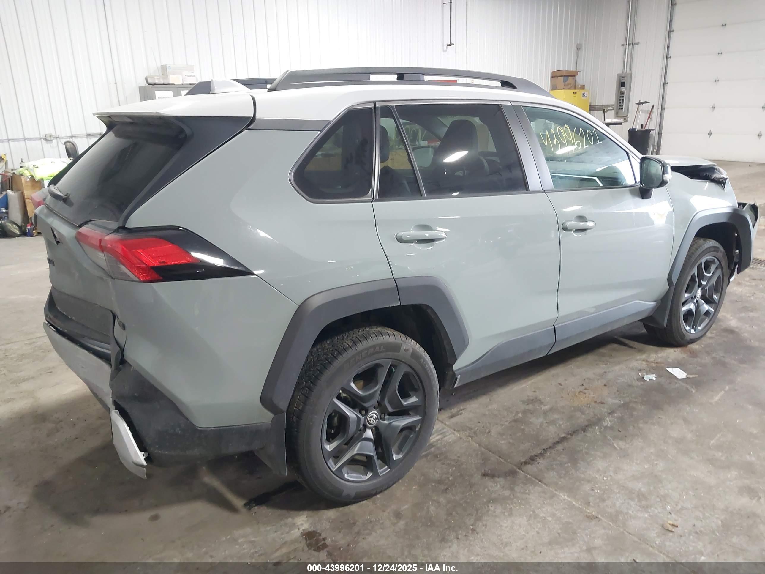 TOYOTA RAV4 image 4