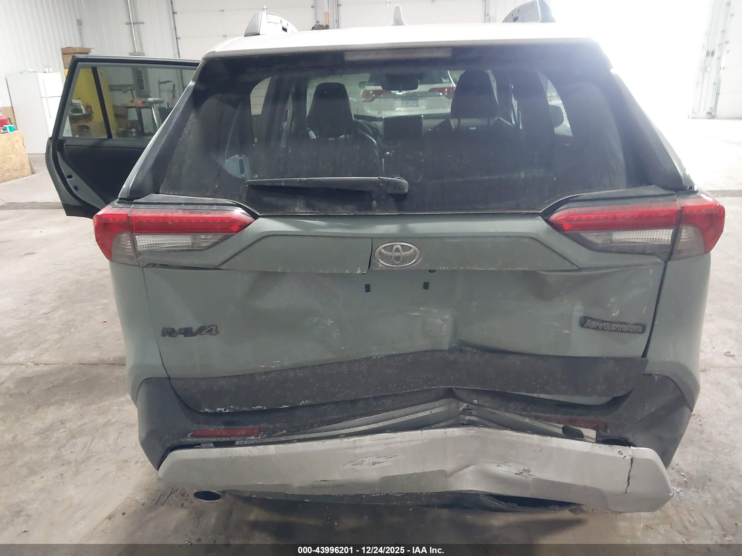TOYOTA RAV4 image 6