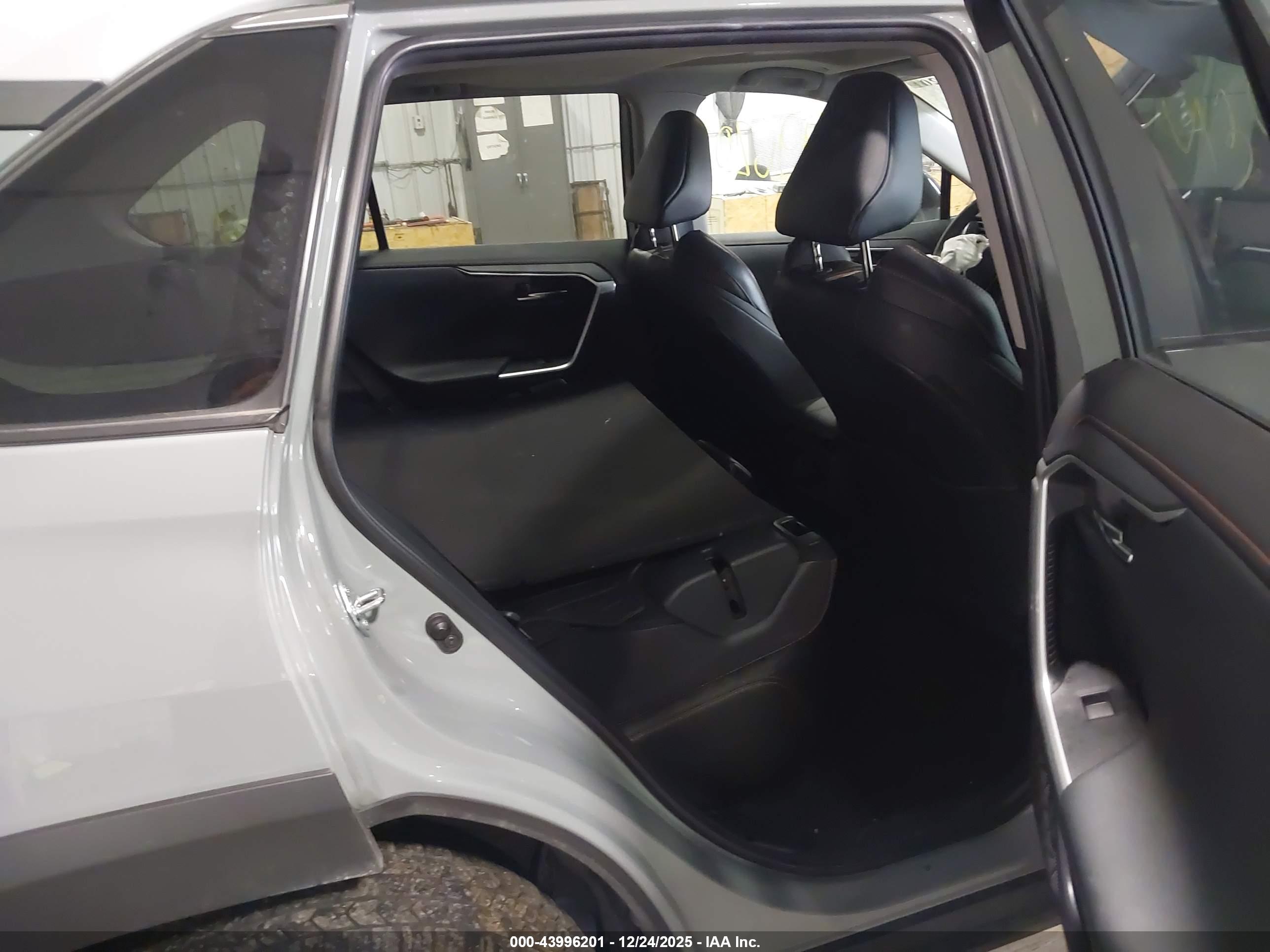 TOYOTA RAV4 image 8