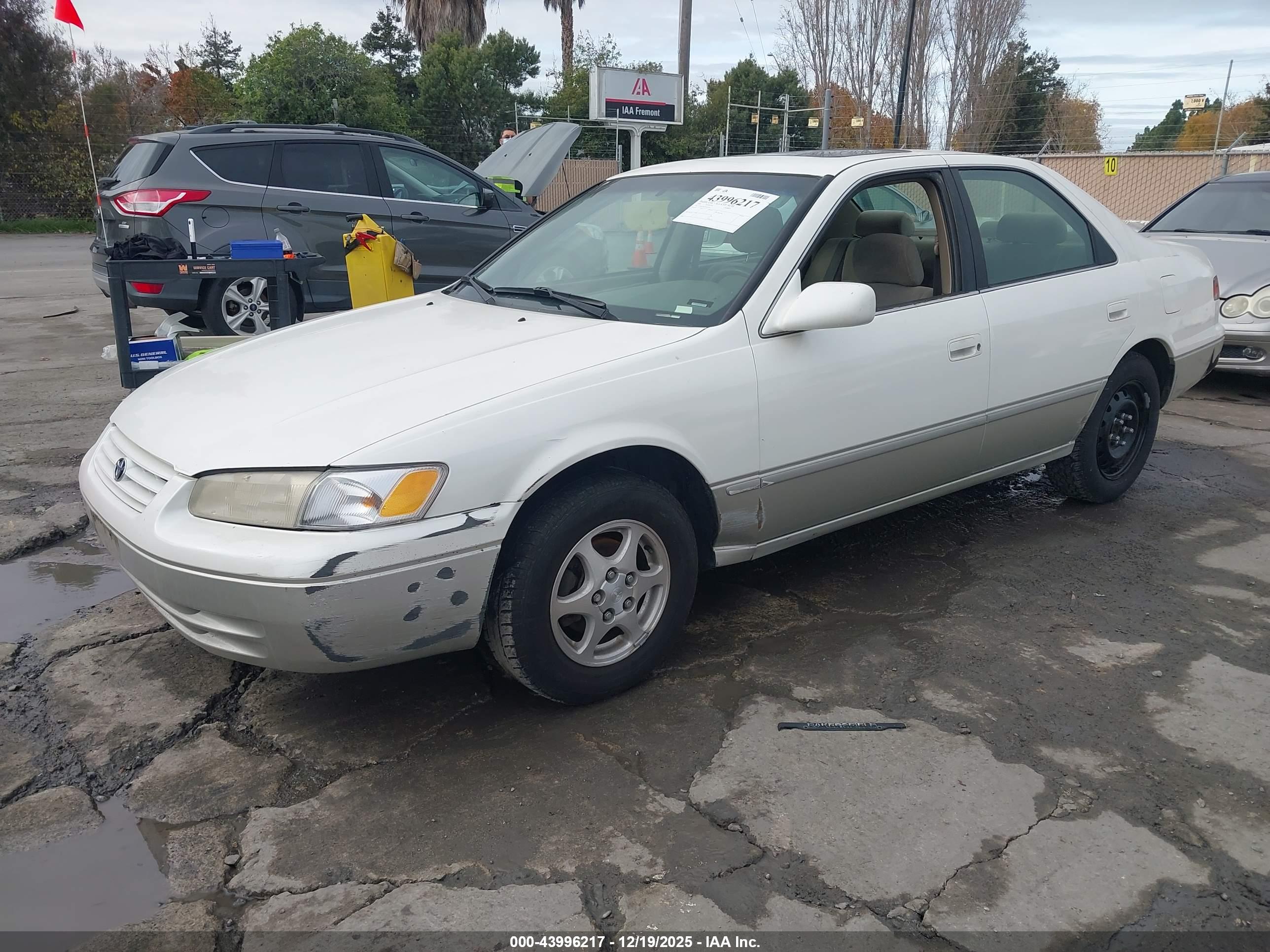 TOYOTA CAMRY image 2
