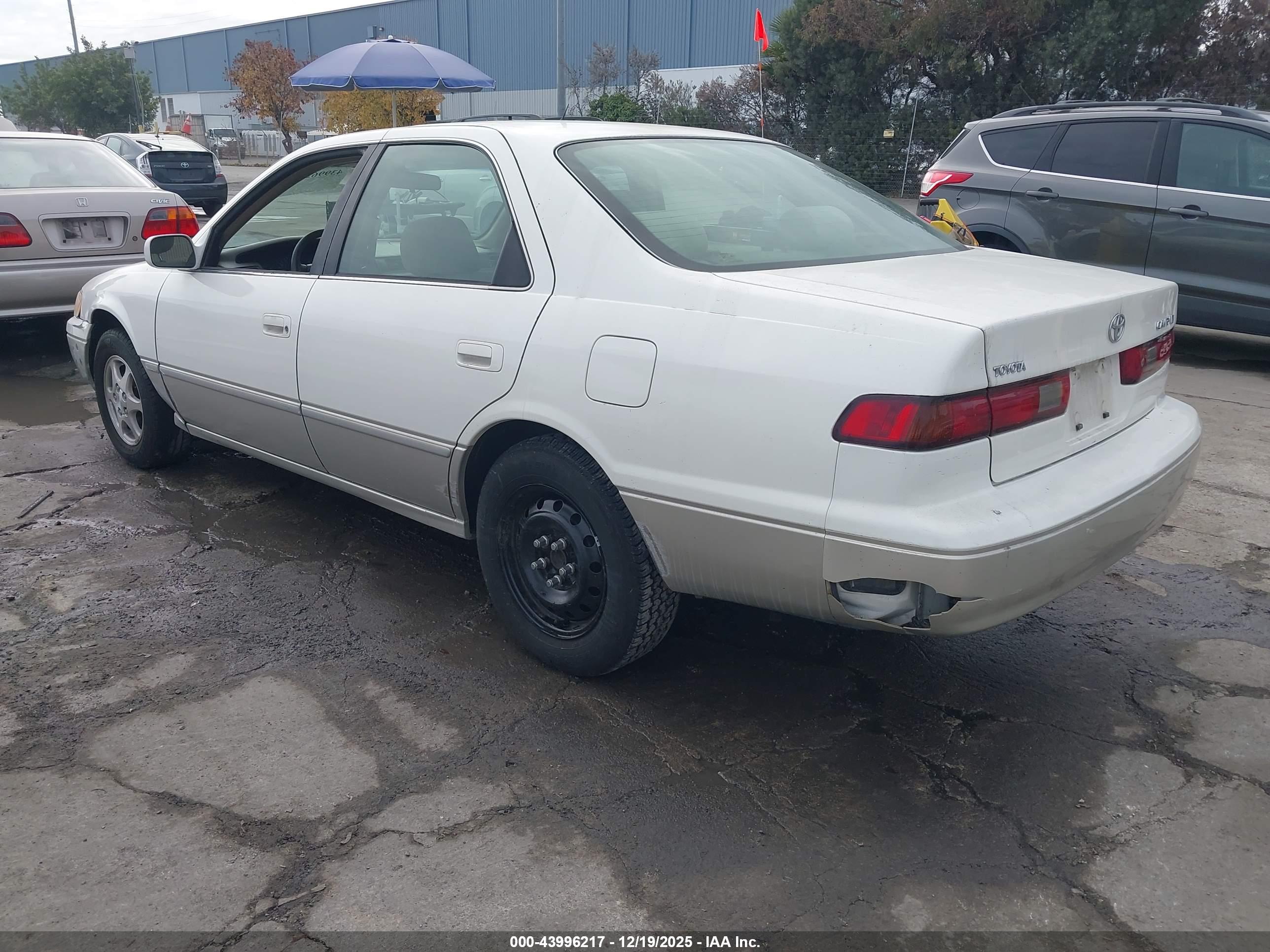 TOYOTA CAMRY image 3