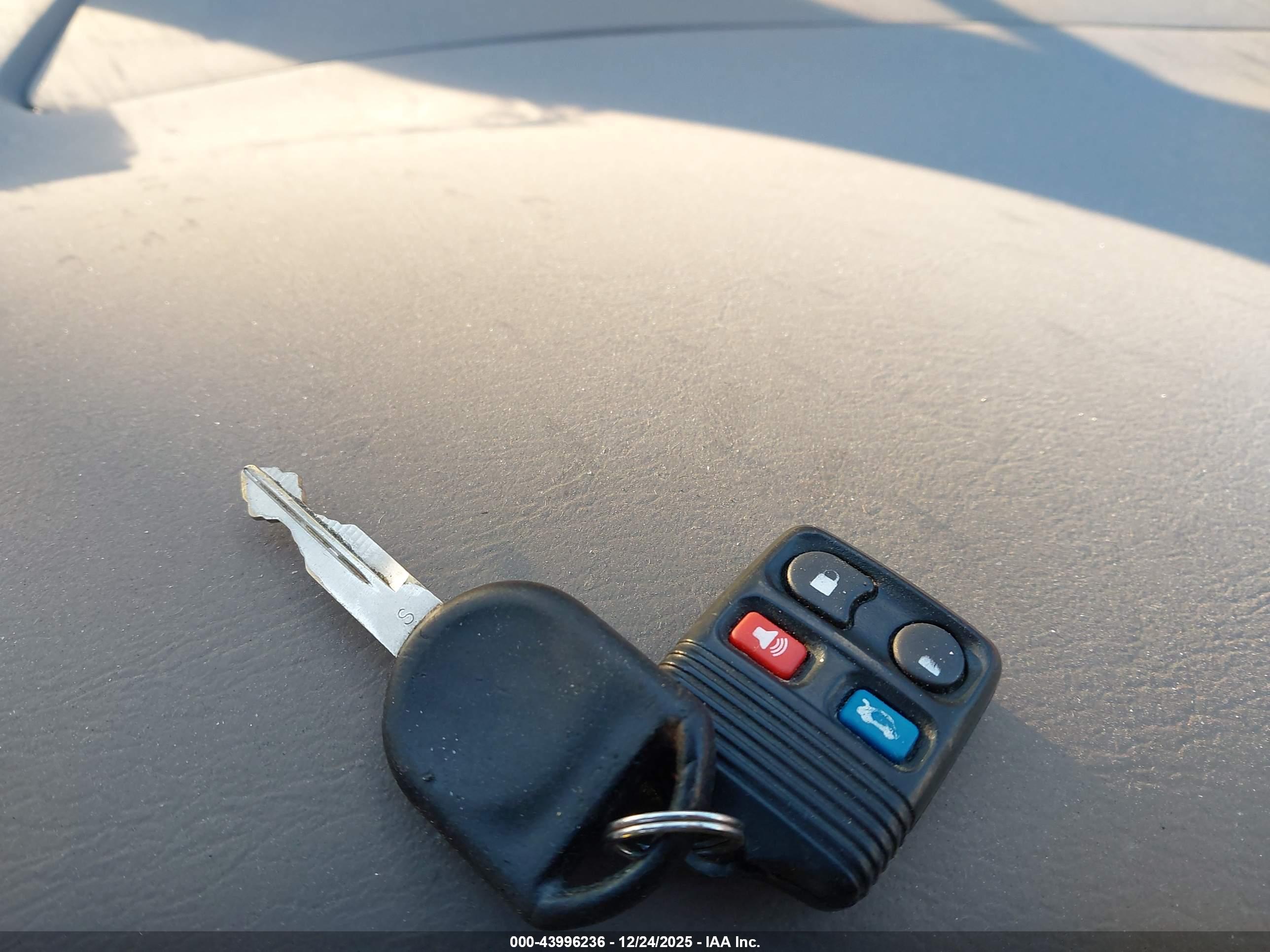 FORD TAURUS image 11