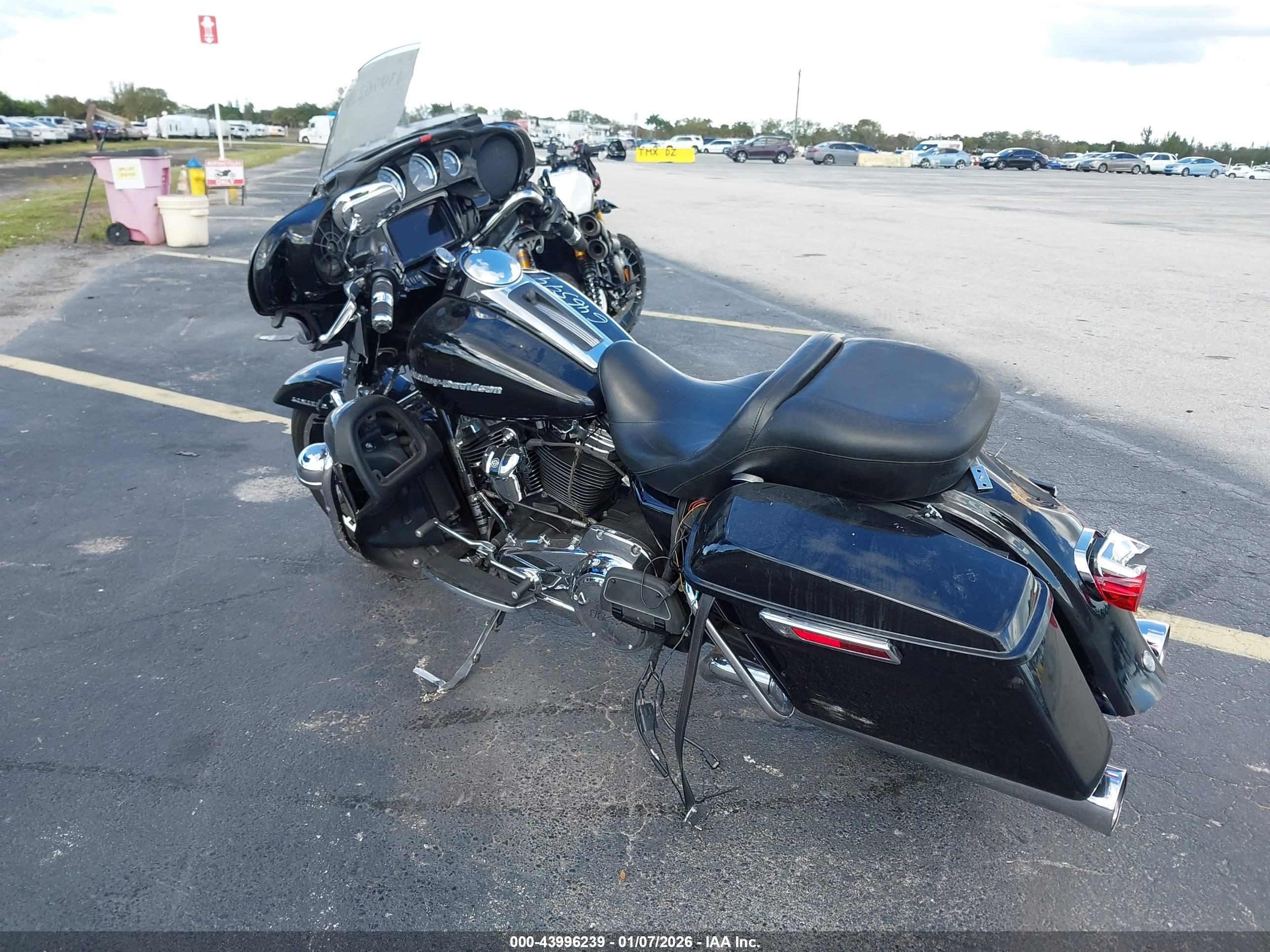 HARLEY-DAVIDSON FLHTK image 3