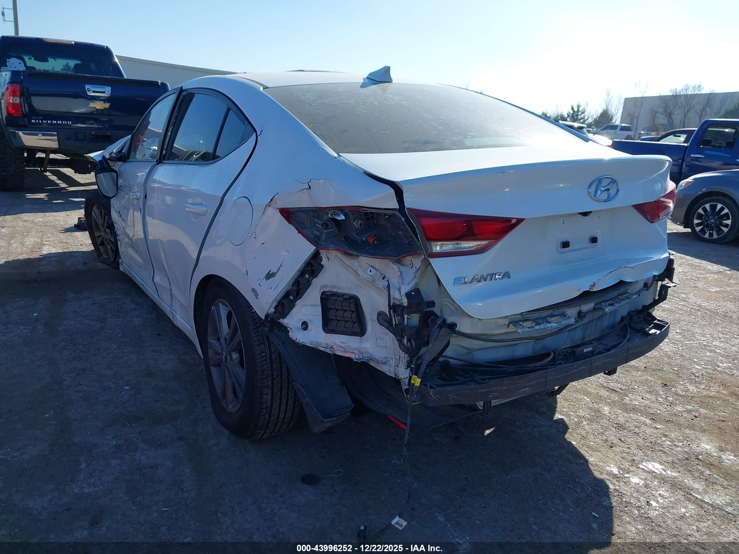 HYUNDAI ELANTRA image 3