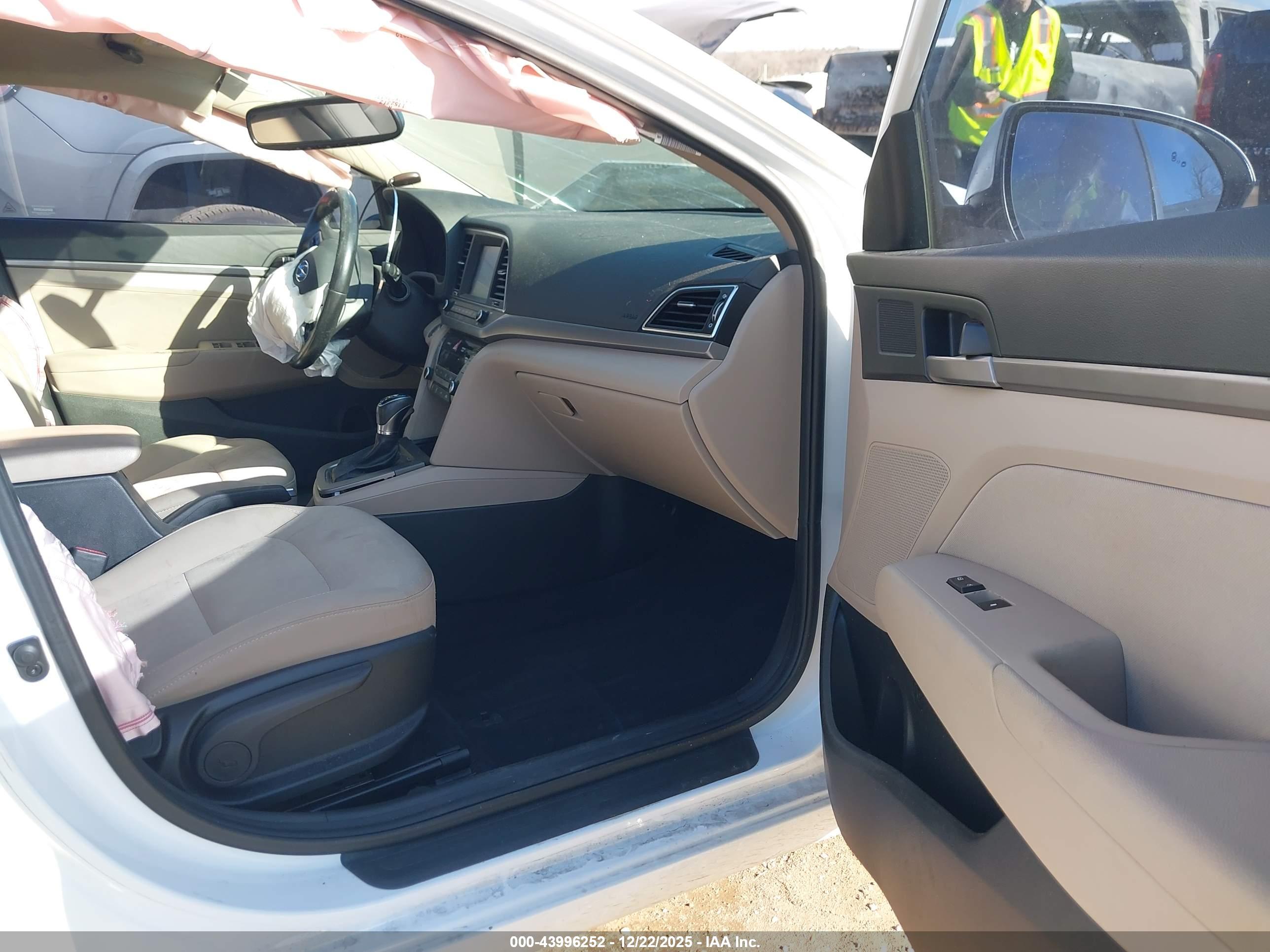 HYUNDAI ELANTRA image 5