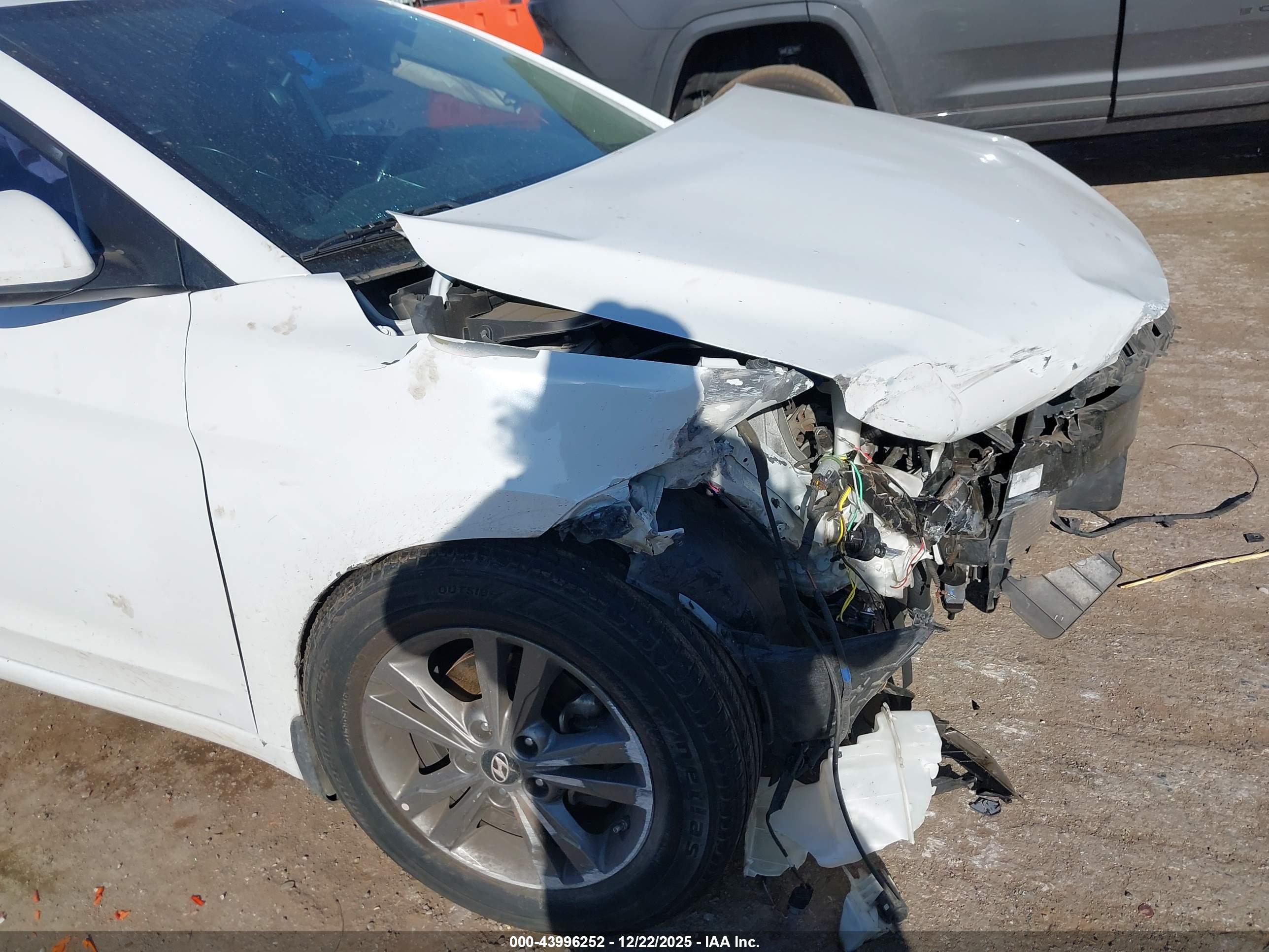 HYUNDAI ELANTRA image 6