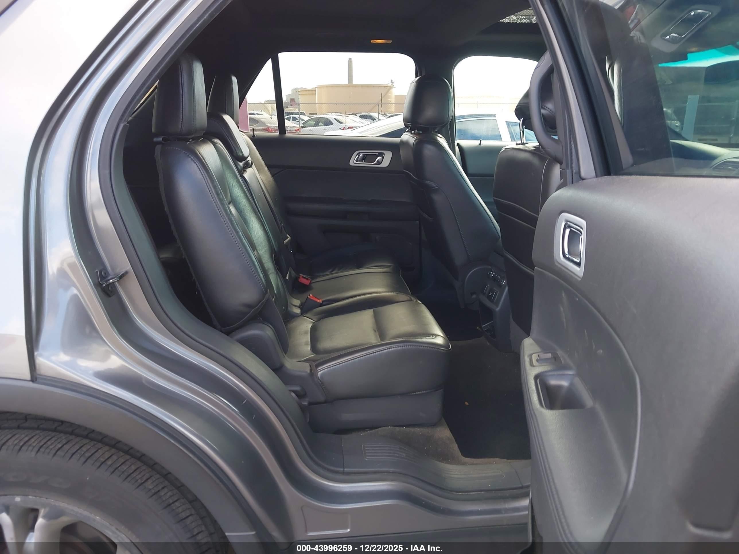 FORD EXPLORER image 8