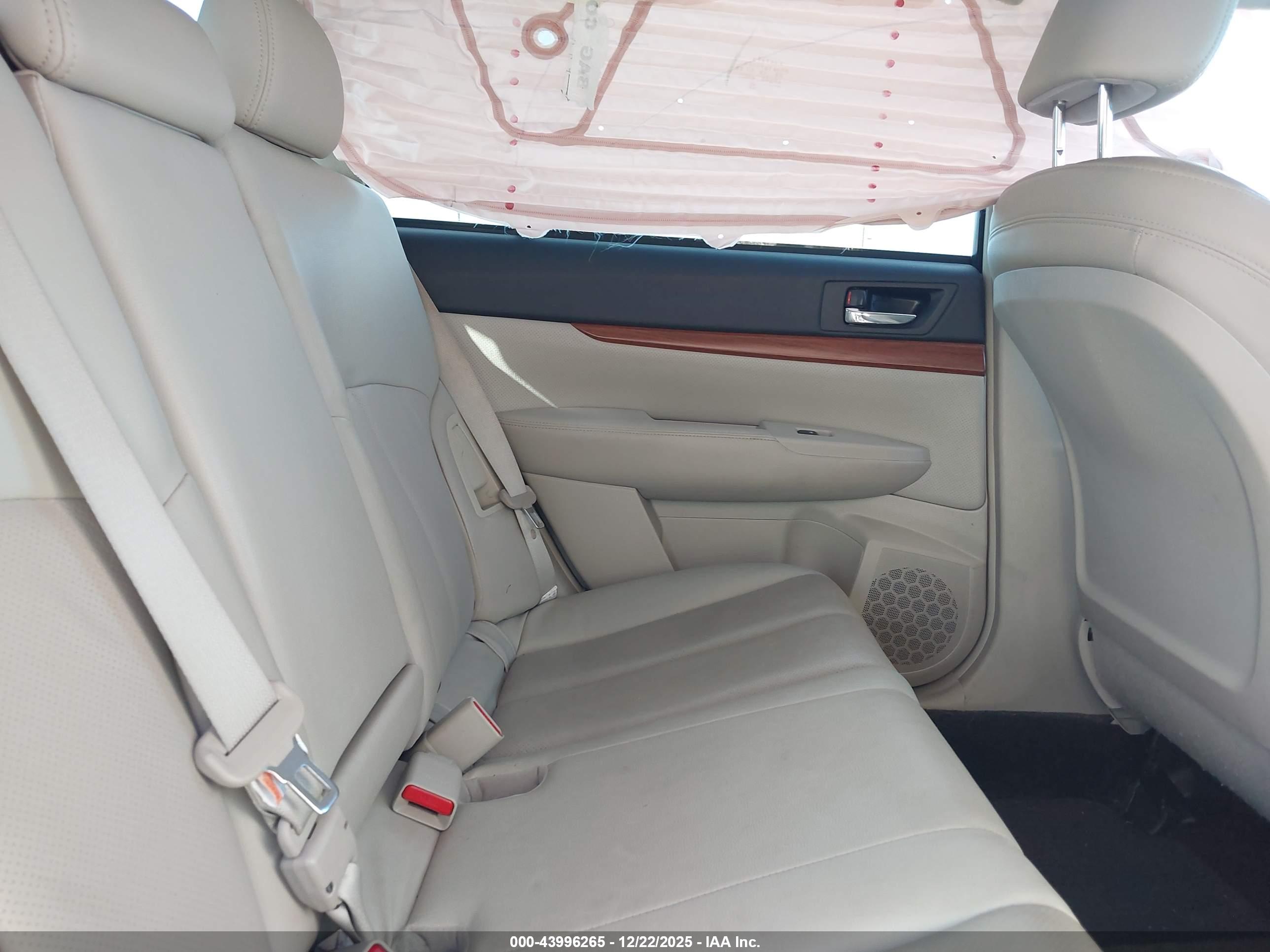 SUBARU OUTBACK image 8