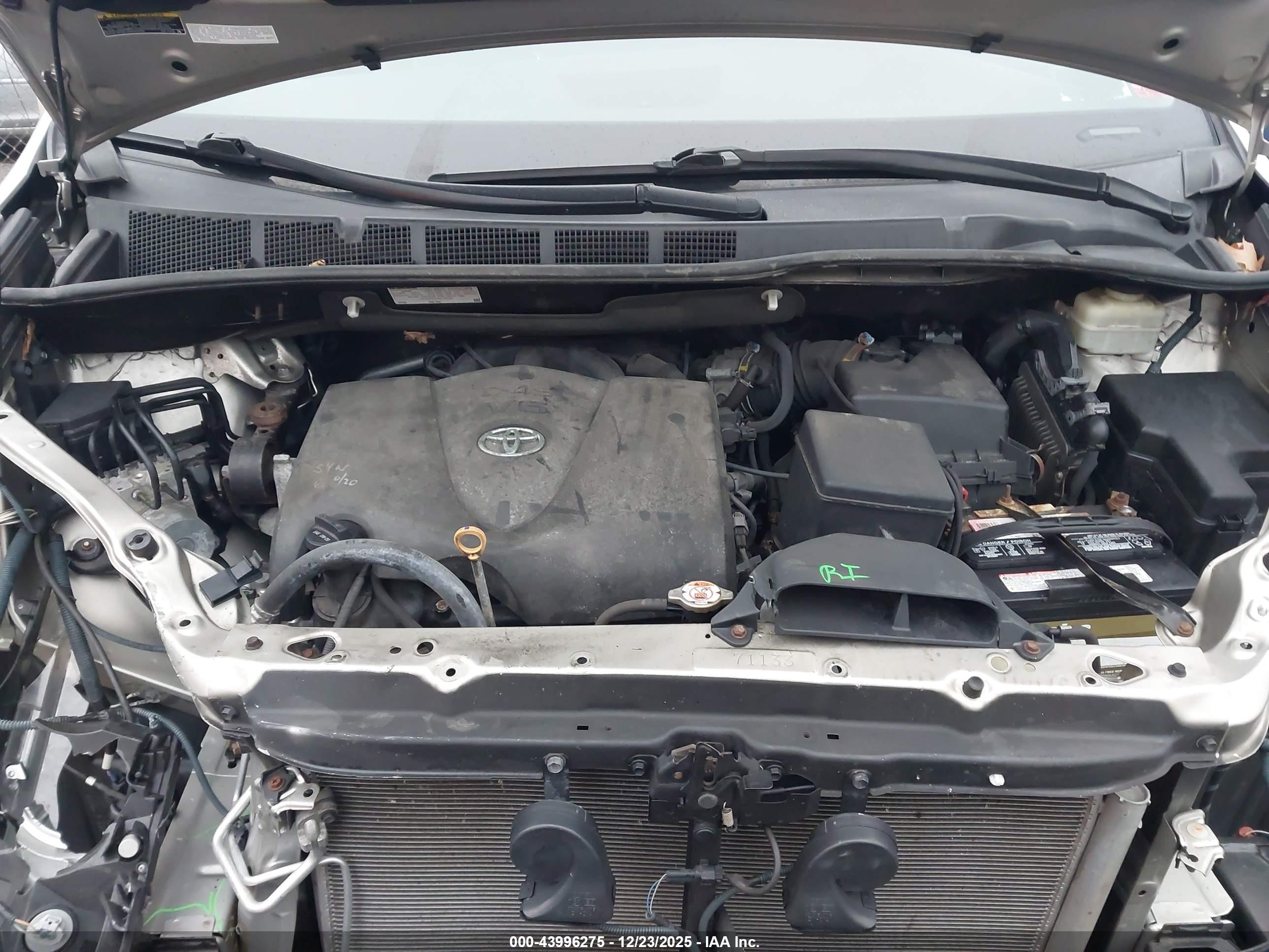 TOYOTA SIENNA image 10