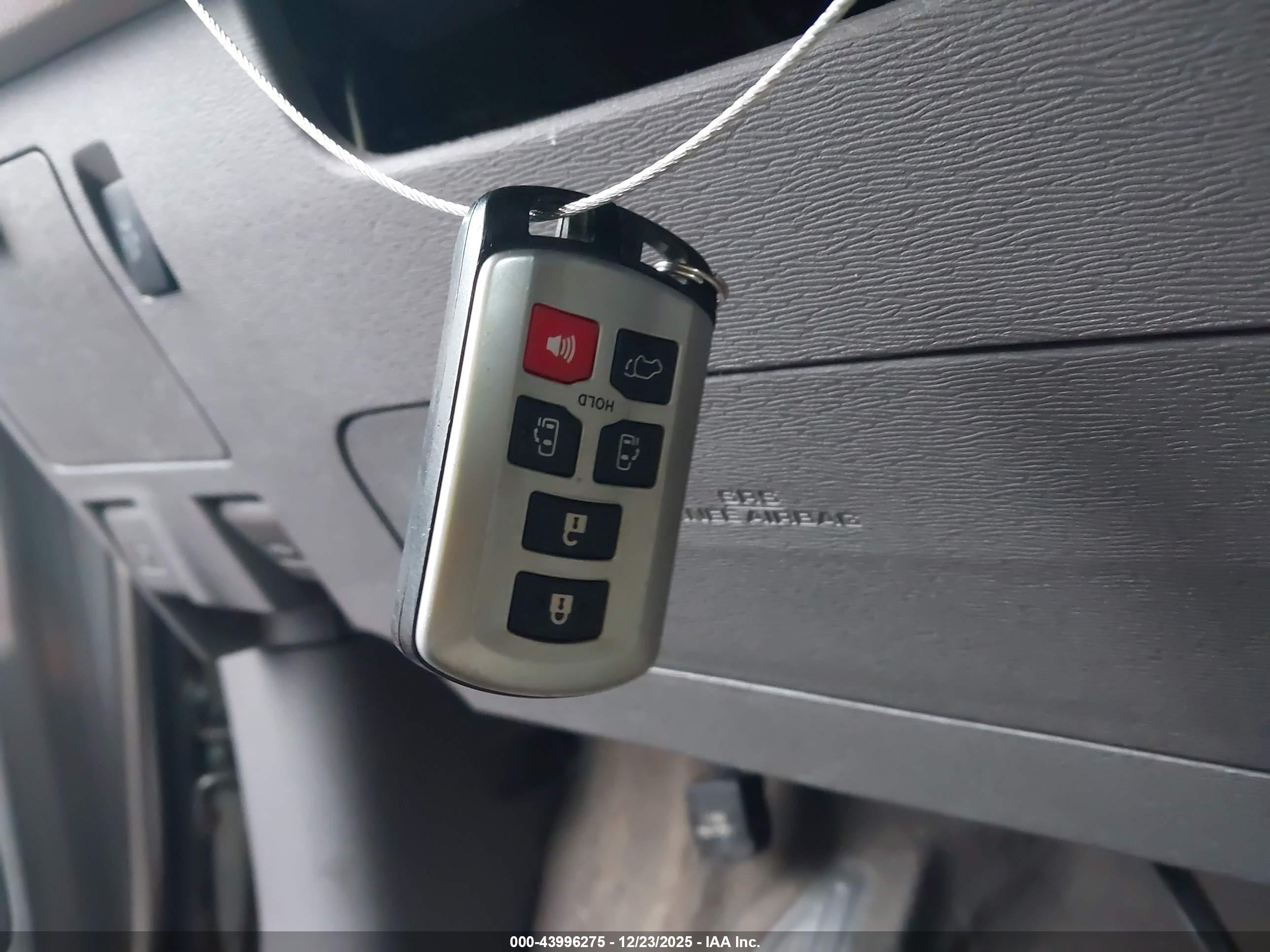 TOYOTA SIENNA image 11