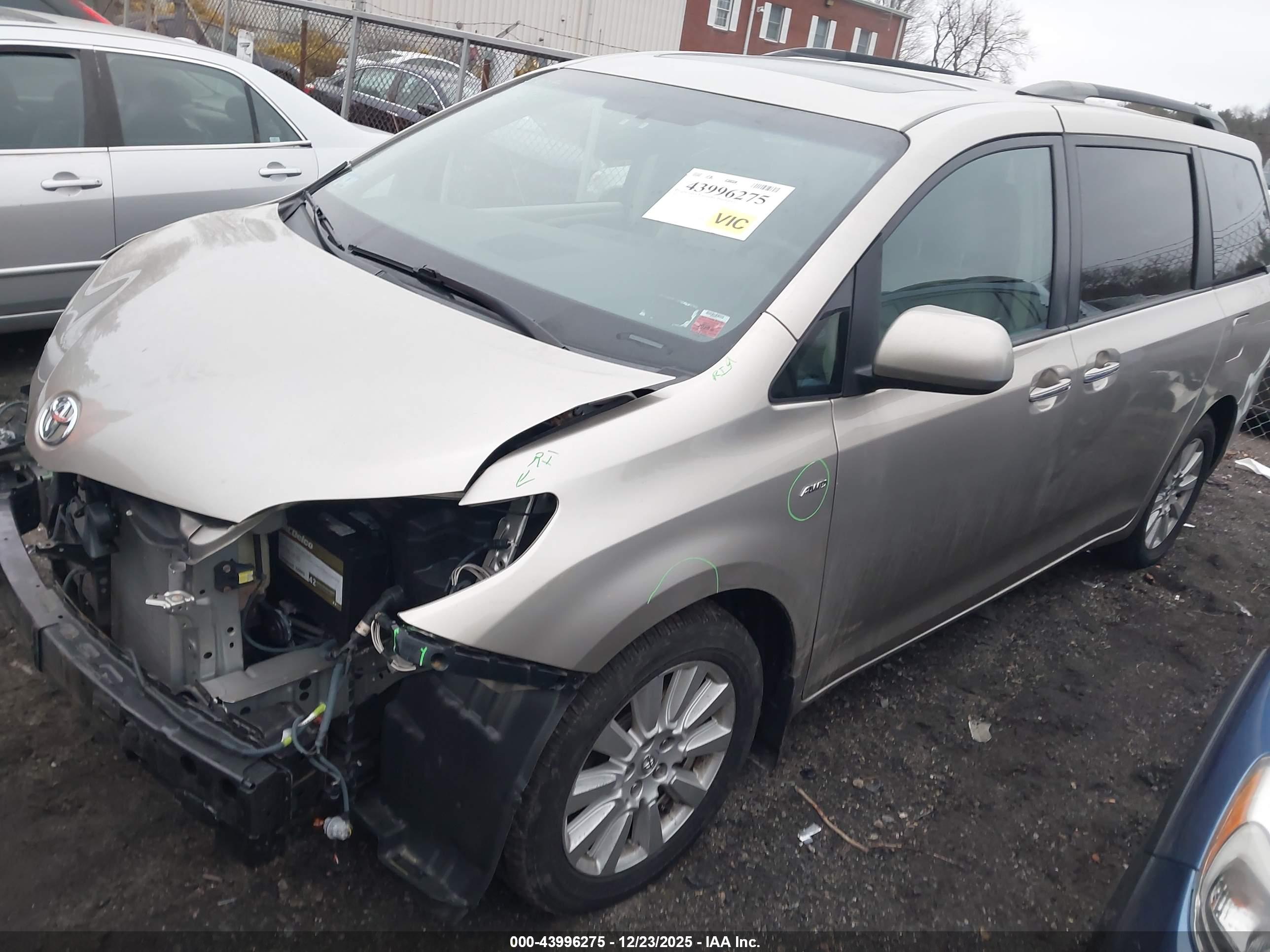 TOYOTA SIENNA image 2