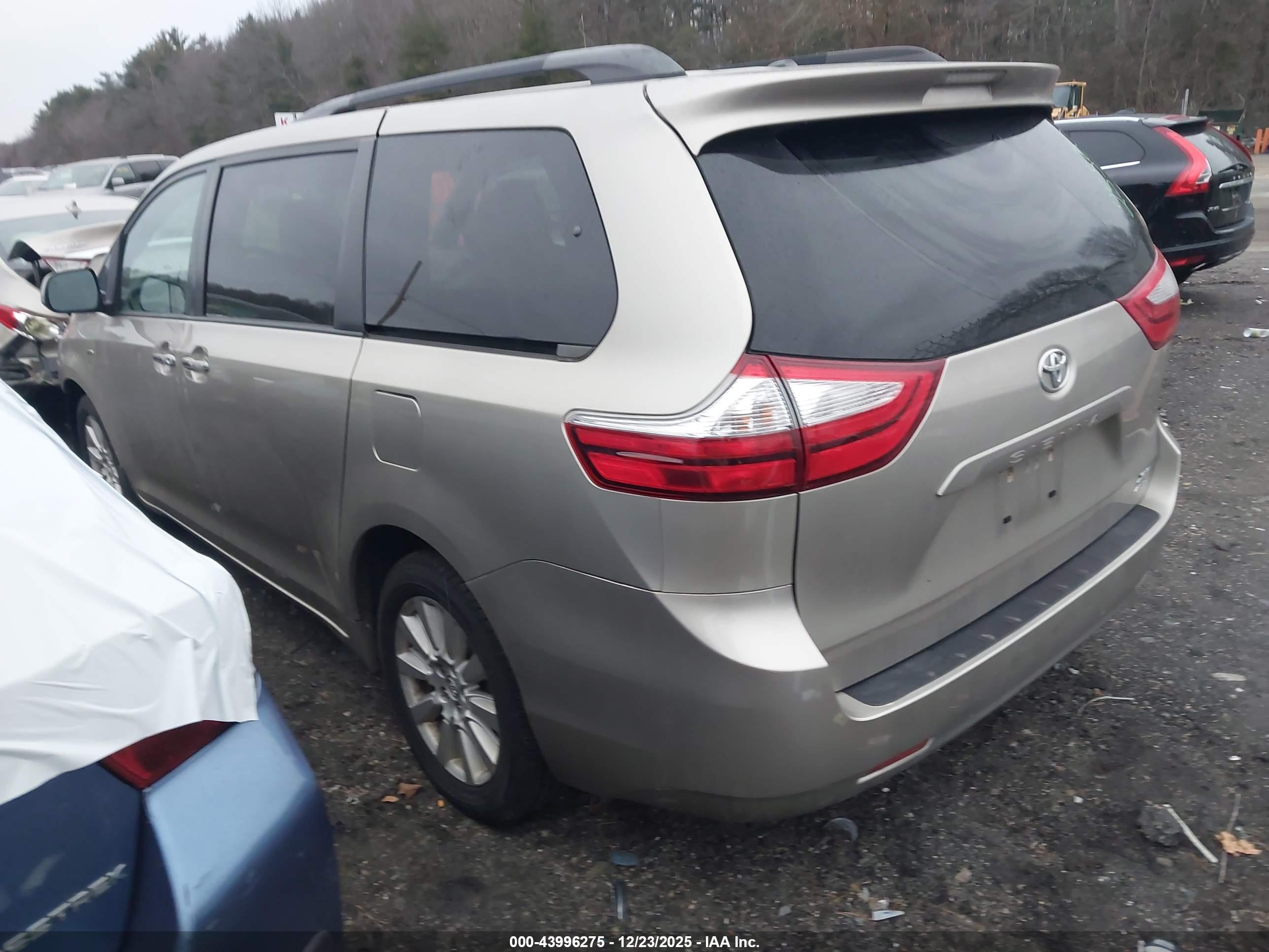 TOYOTA SIENNA image 3