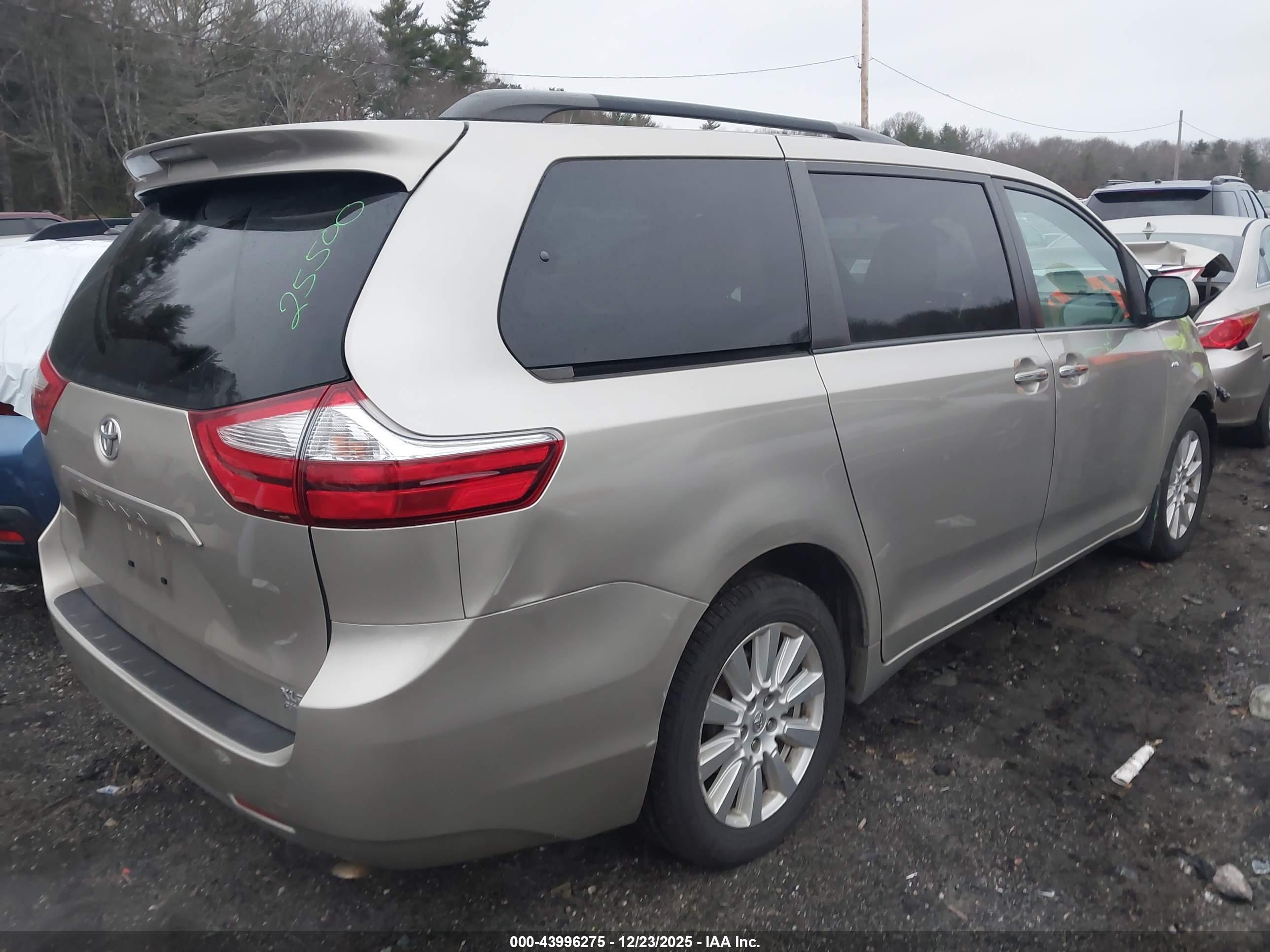 TOYOTA SIENNA image 4