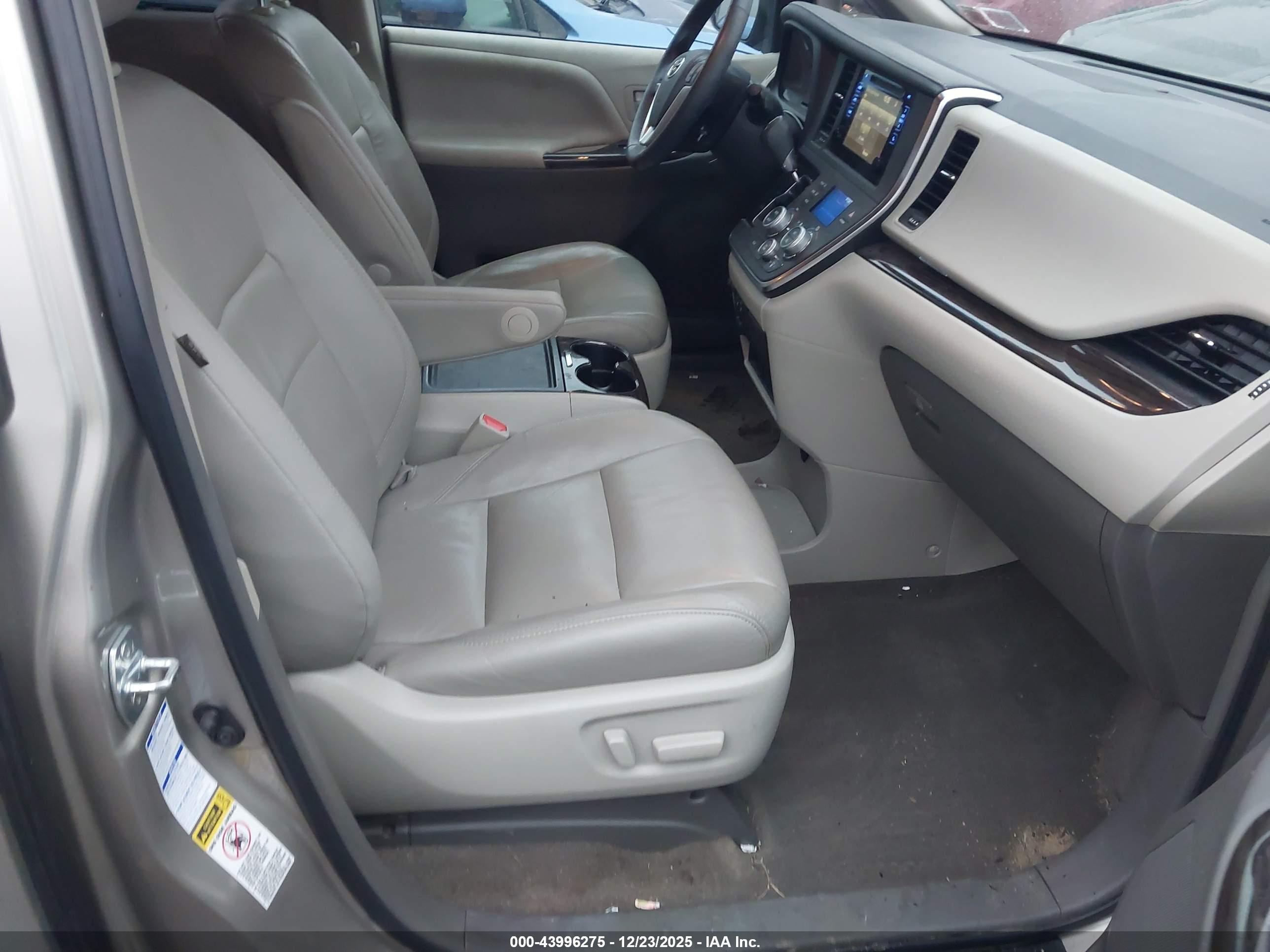 TOYOTA SIENNA image 5