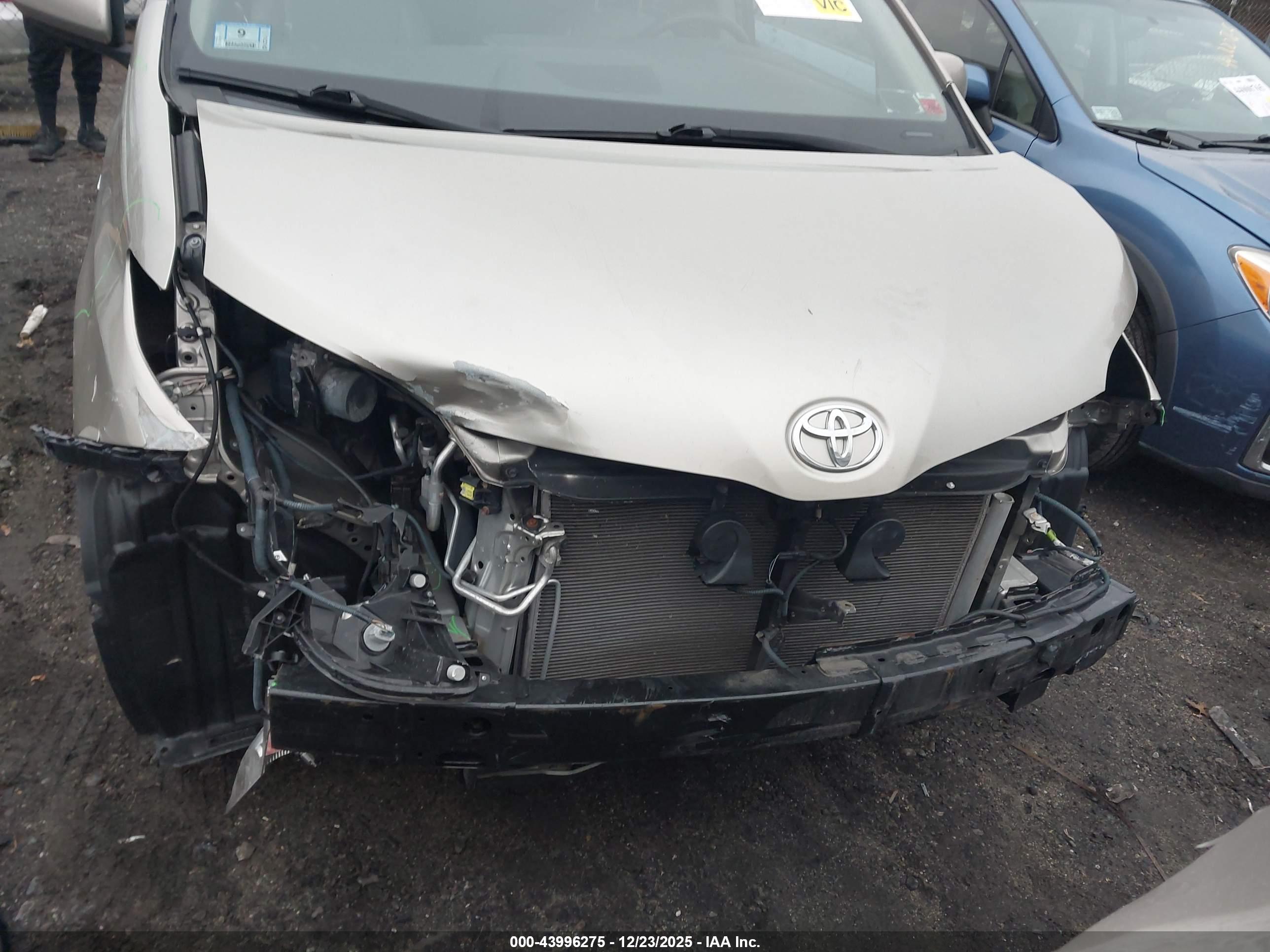 TOYOTA SIENNA image 6