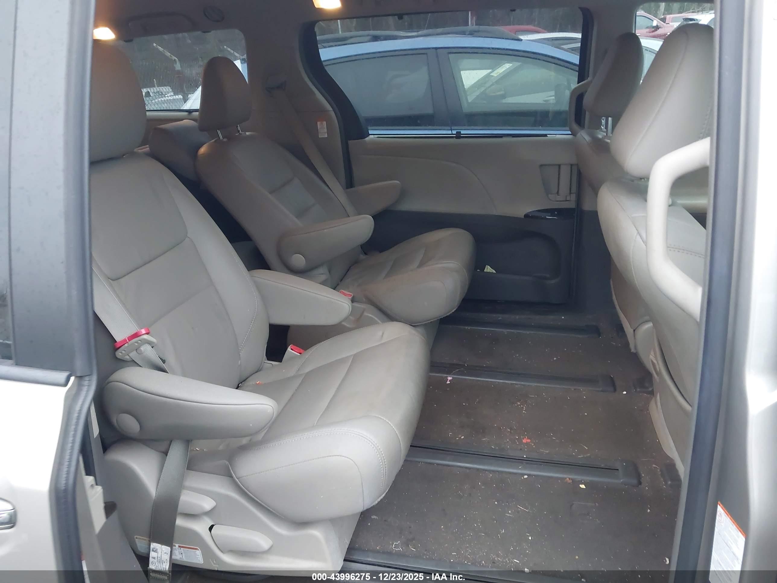 TOYOTA SIENNA image 8