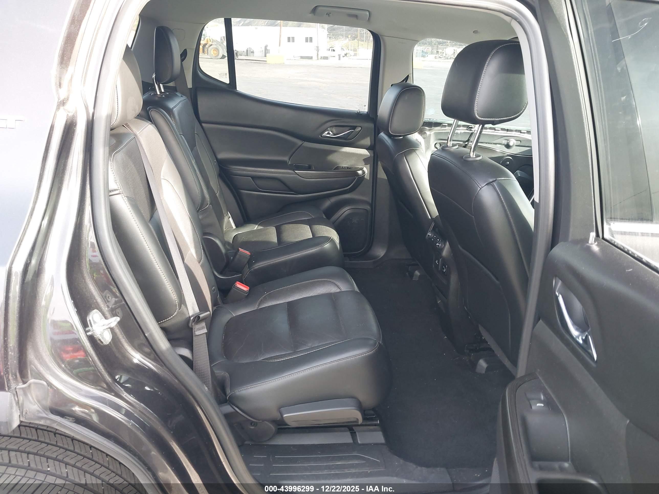GMC ACADIA image 8
