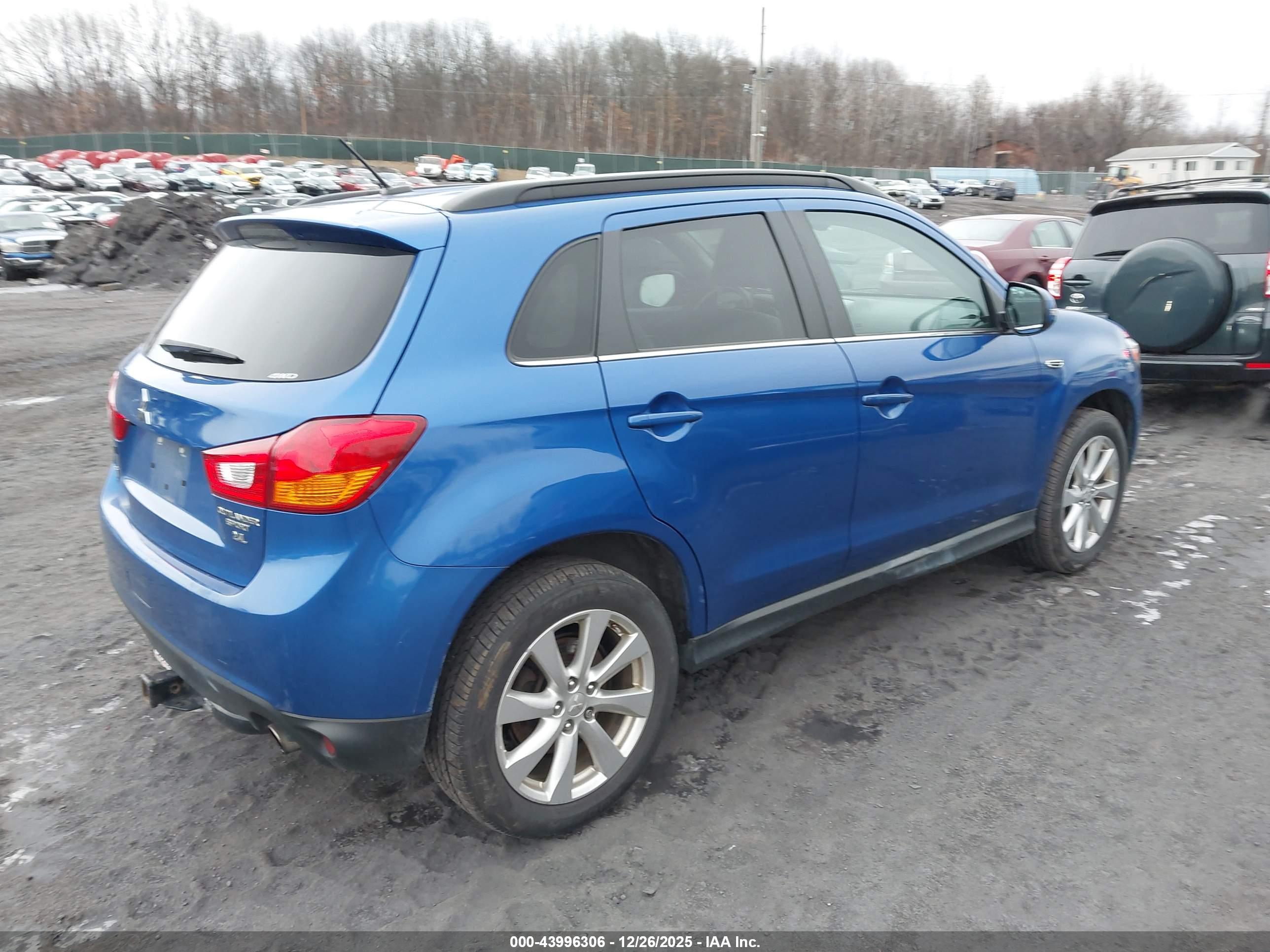 MITSUBISHI OUTLANDER image 4