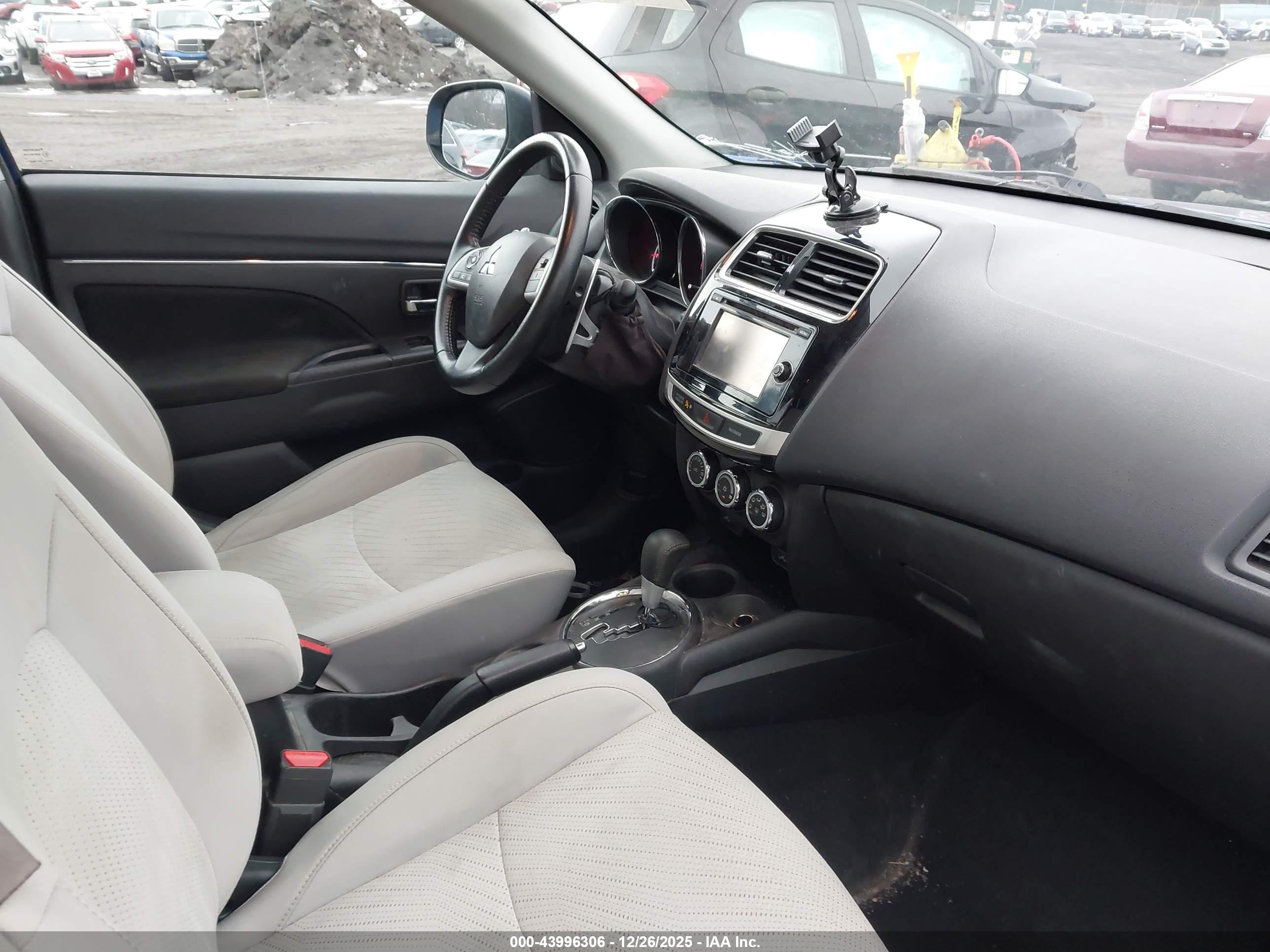 MITSUBISHI OUTLANDER image 5